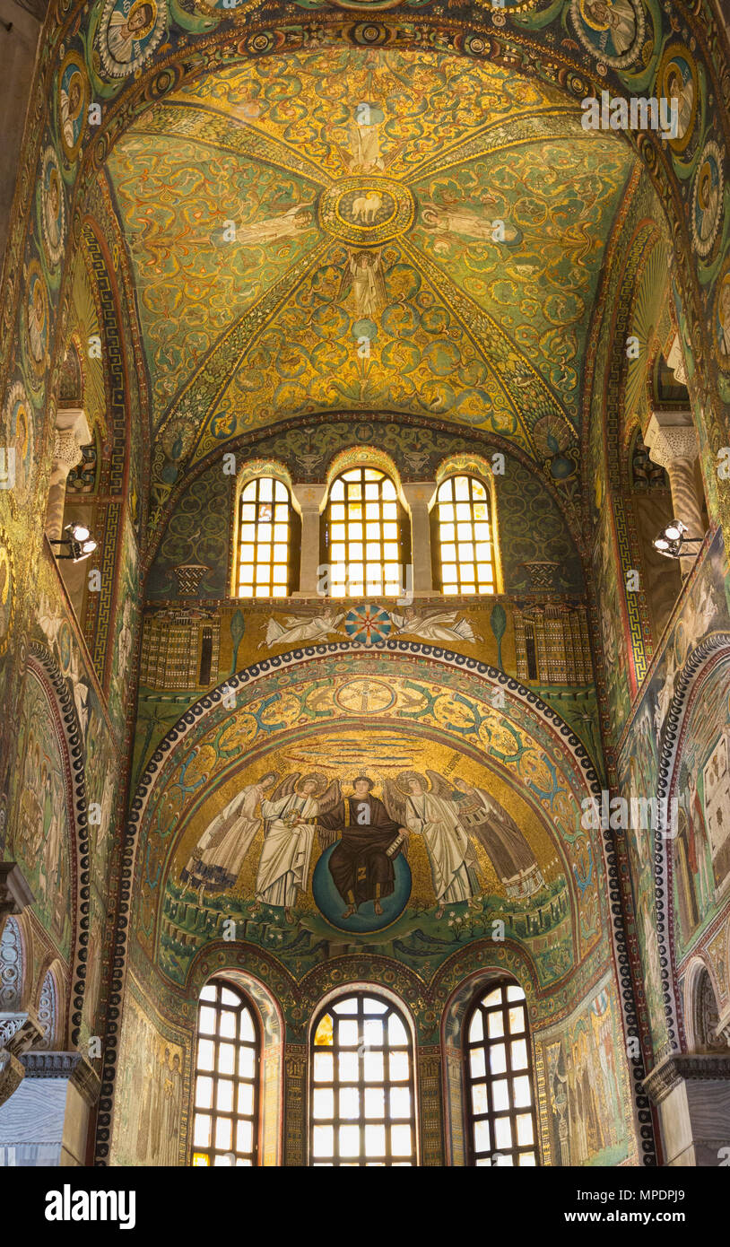 Ravenna, Ravenne, Italie Province. Mosaïque de la basilique San Vitale. Le Christ, assis sur un orb représentant le monde, offre la couronne du martyre à l'al. Banque D'Images