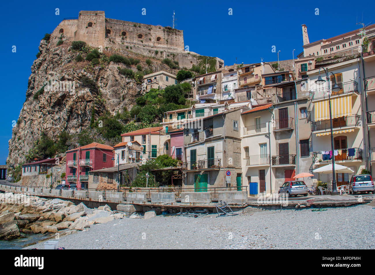 Scilla est l'un des plus beaux villages de bord de l'Italie, avec ses plages, la mer, le bleu de l'eau, et la superbe vieille ville Banque D'Images