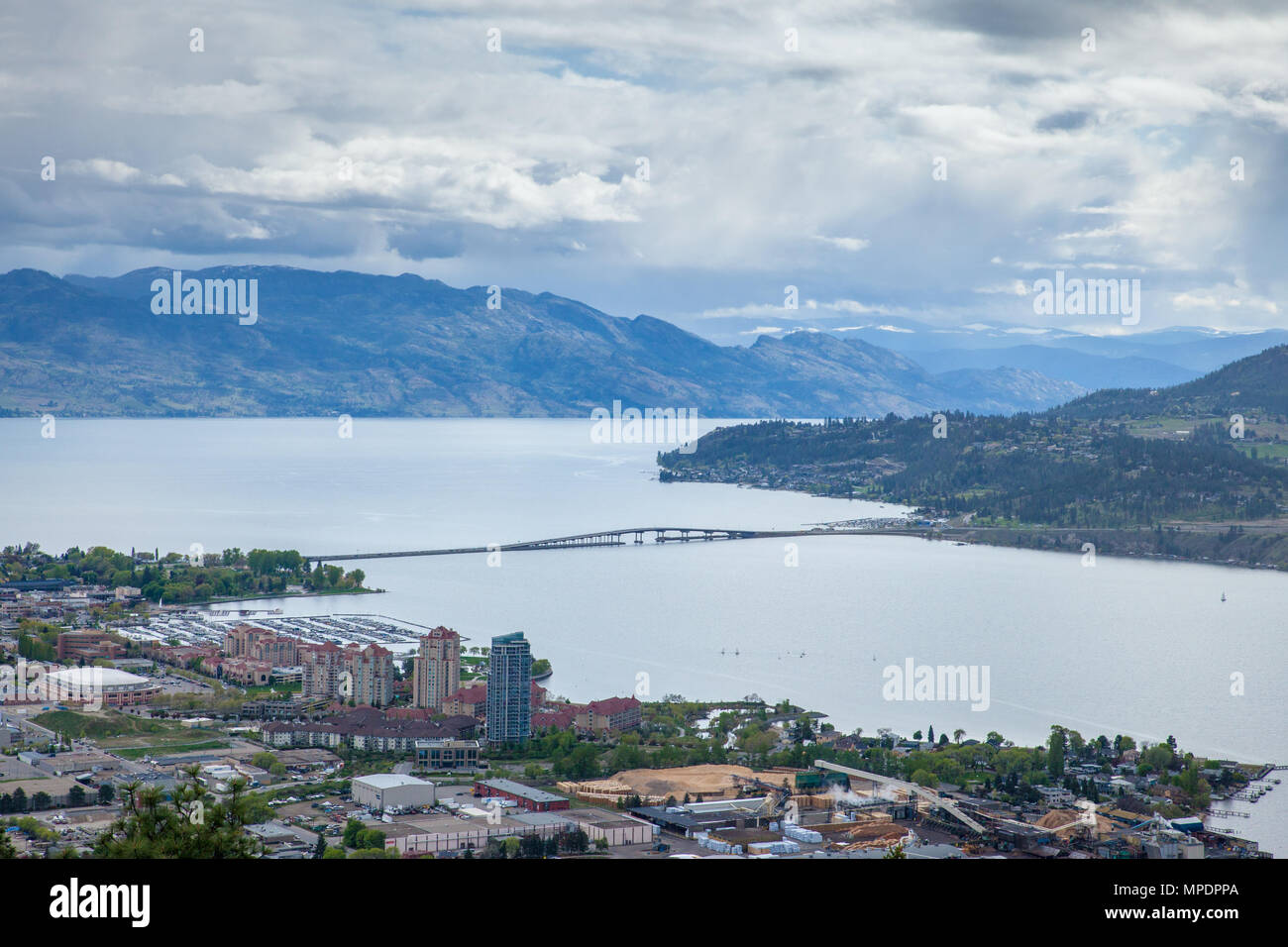 Vue aérienne de Kelowna de Knox Mountain Park, British Columbia, Canada Banque D'Images