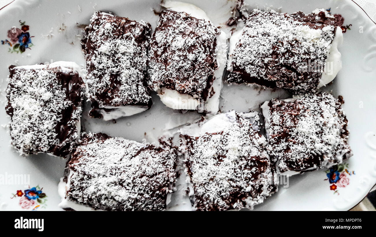 Saray dessert turc Sarma / Chocolat au lait avec de la crème et la noix de coco en poudre. Dessert turc traditionnel. Banque D'Images