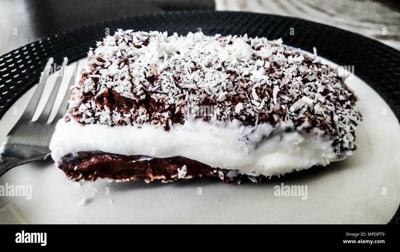 Saray dessert turc Sarma / Chocolat au lait avec de la crème et la noix de coco en poudre. Dessert turc traditionnel. Banque D'Images