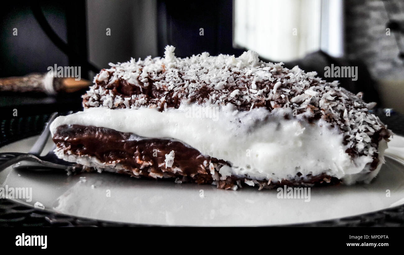 Saray dessert turc Sarma / Chocolat au lait avec de la crème et la noix de coco en poudre. Dessert turc traditionnel. Banque D'Images
