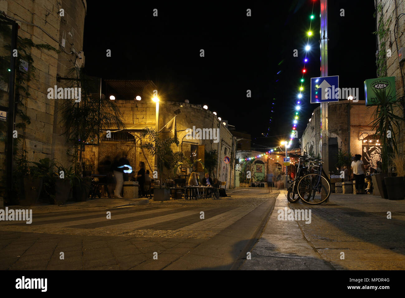 Jaffa, Israël - 14 mai 2018 : Nuit dans une ruelle dans la vieille ville de Jaffa avec restaurants, Israël. Banque D'Images