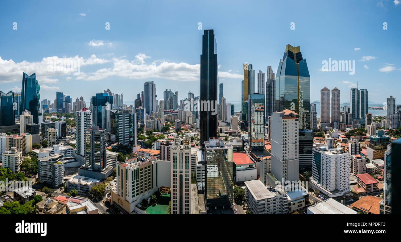 Sur les toits de la ville, paysage urbain moderne de la ville de Panama - vue aérienne des bâtiments gratte-ciel Banque D'Images