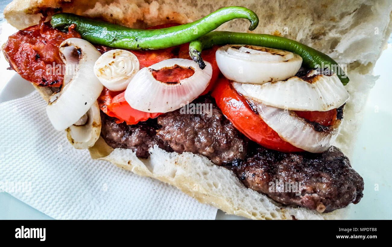 Kofte turc Ekmek / Meatball Sandwich avec les tomates, l'oignon et le poivron vert. Restauration rapide traditionnelle. Banque D'Images