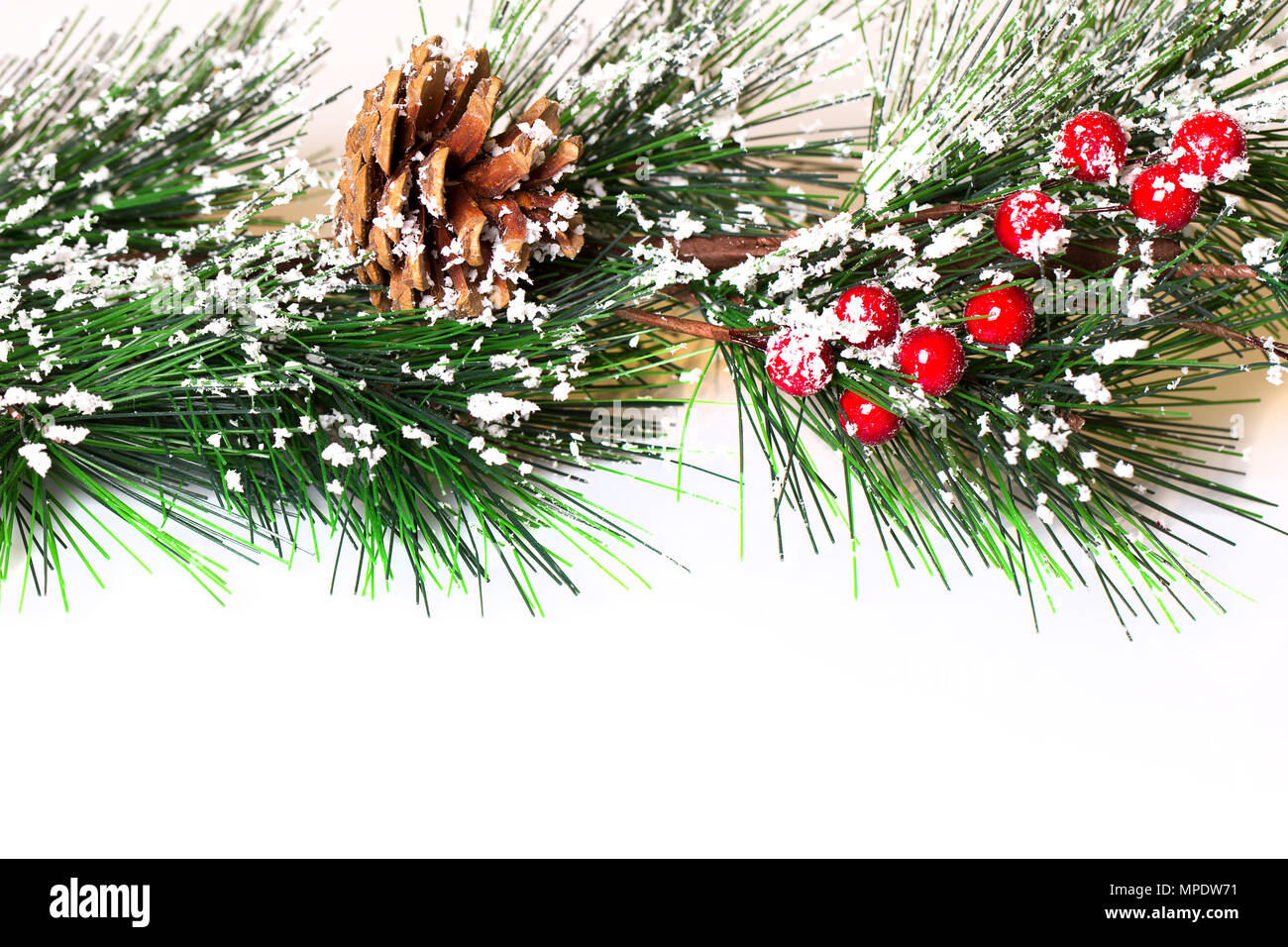 Des branches de pins avec des boules de Noël sur fond blanc Banque D'Images