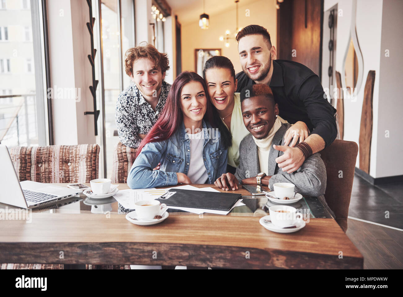 Les gens s'amuser à multiraciale en prenant un café avec selfies téléphone mobile. Groupe de jeunes amis assis au restaurant Banque D'Images