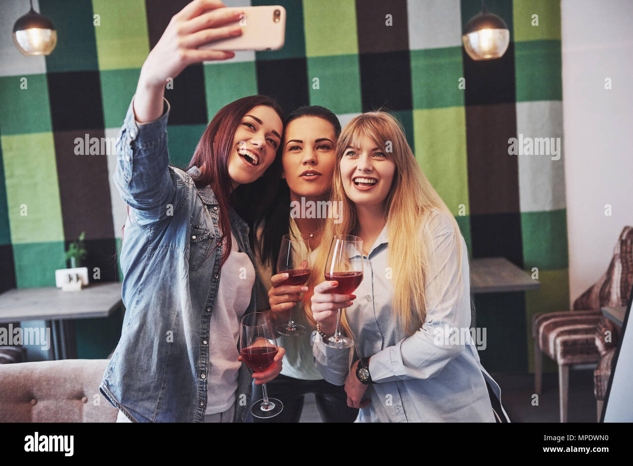 Photo Présentation professionnels Groupe d'amis avec du vin rouge en tenant selfies Banque D'Images
