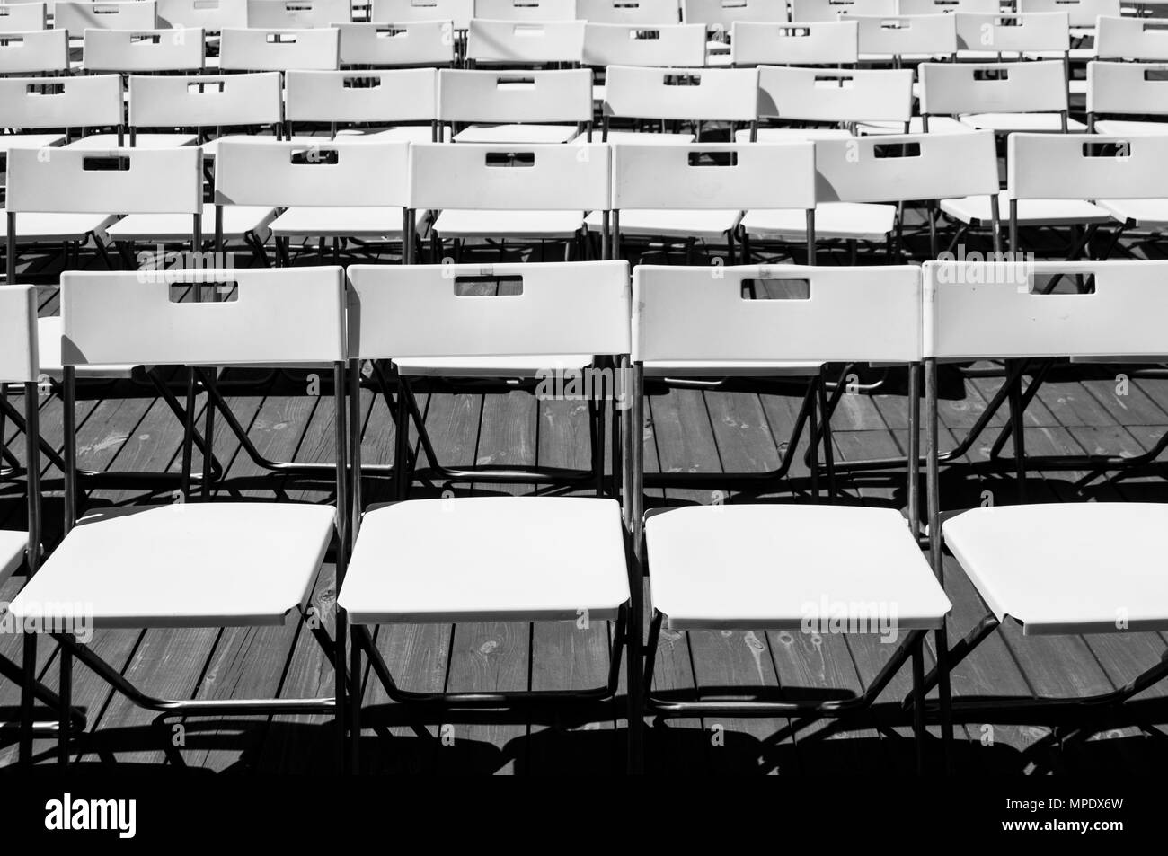 Des rangées de sièges blanc vide organisé pour un événement en plein air. Banque D'Images
