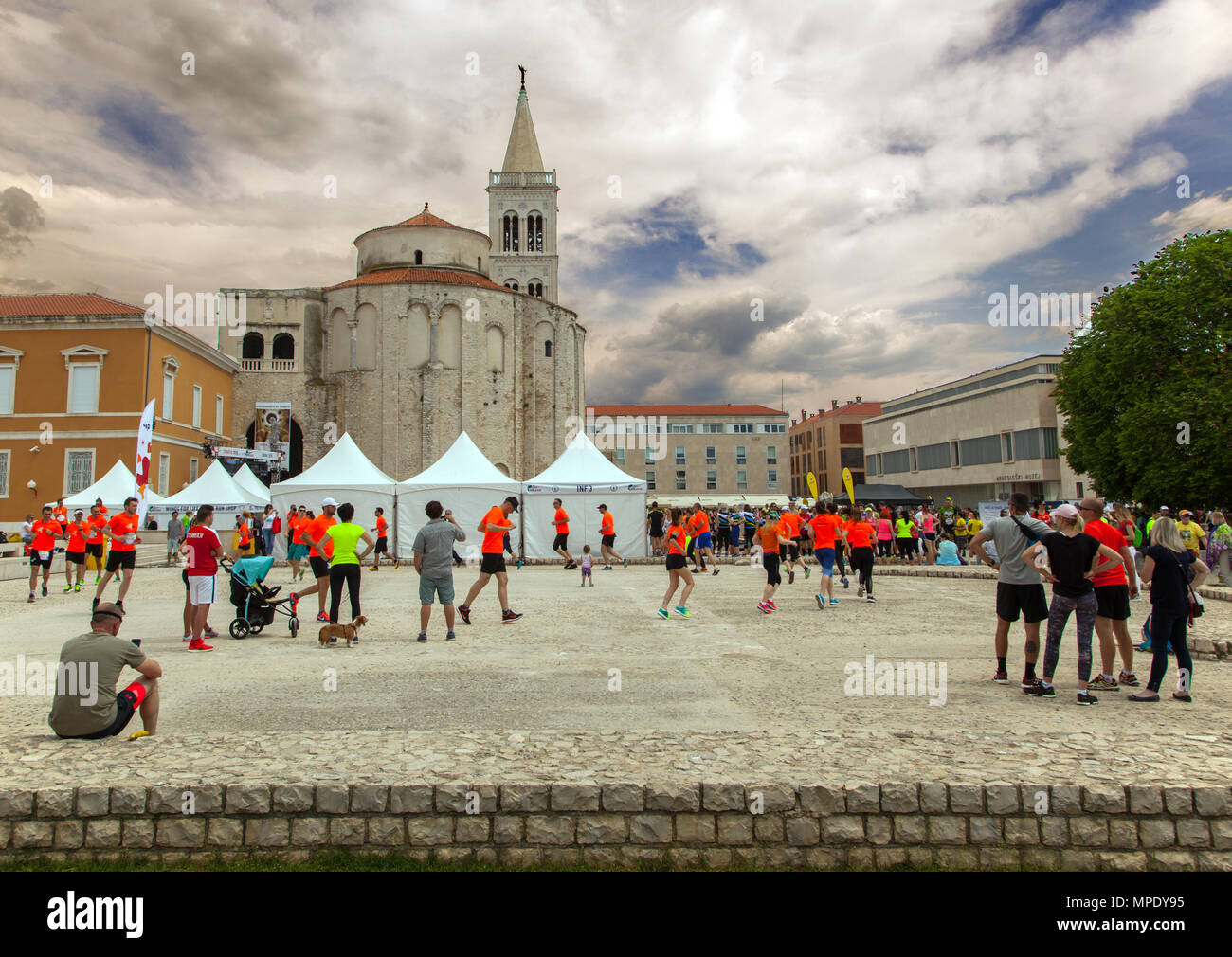 Les athlètes coureurs et les concurrents se préparer et réchauffer de la mise en scène de la course mondiale, des ailes pour la vie world run course de bienfaisance à Zadar Banque D'Images