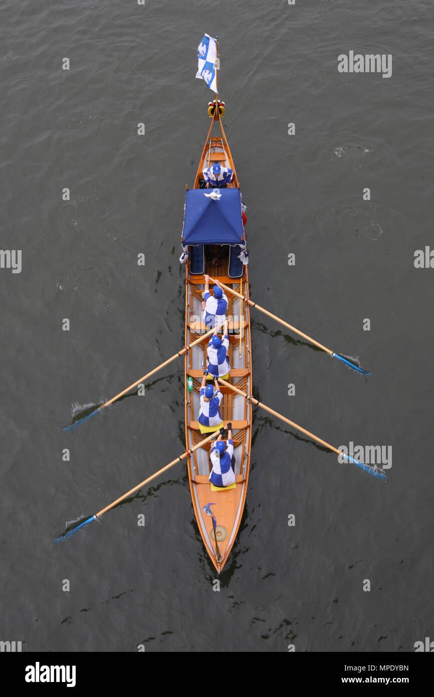 La course de bateaux Xchanging, Oxford vs Cambridge University, la rivière est officiellement fermé avec une flottille de bateaux, de la rivière Thames, London, 26 mars 2011 Banque D'Images