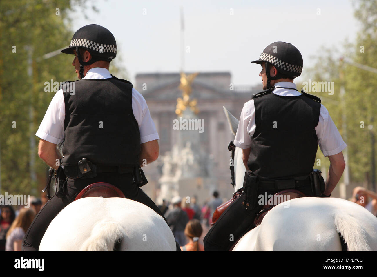 La patrouille de la Police montée Mall avec le palais de Buckingham toile célébrant le mariage du Prince William et Catherine Middleton le 29 avril 2011 à l'abbaye de Westminster London UK Banque D'Images