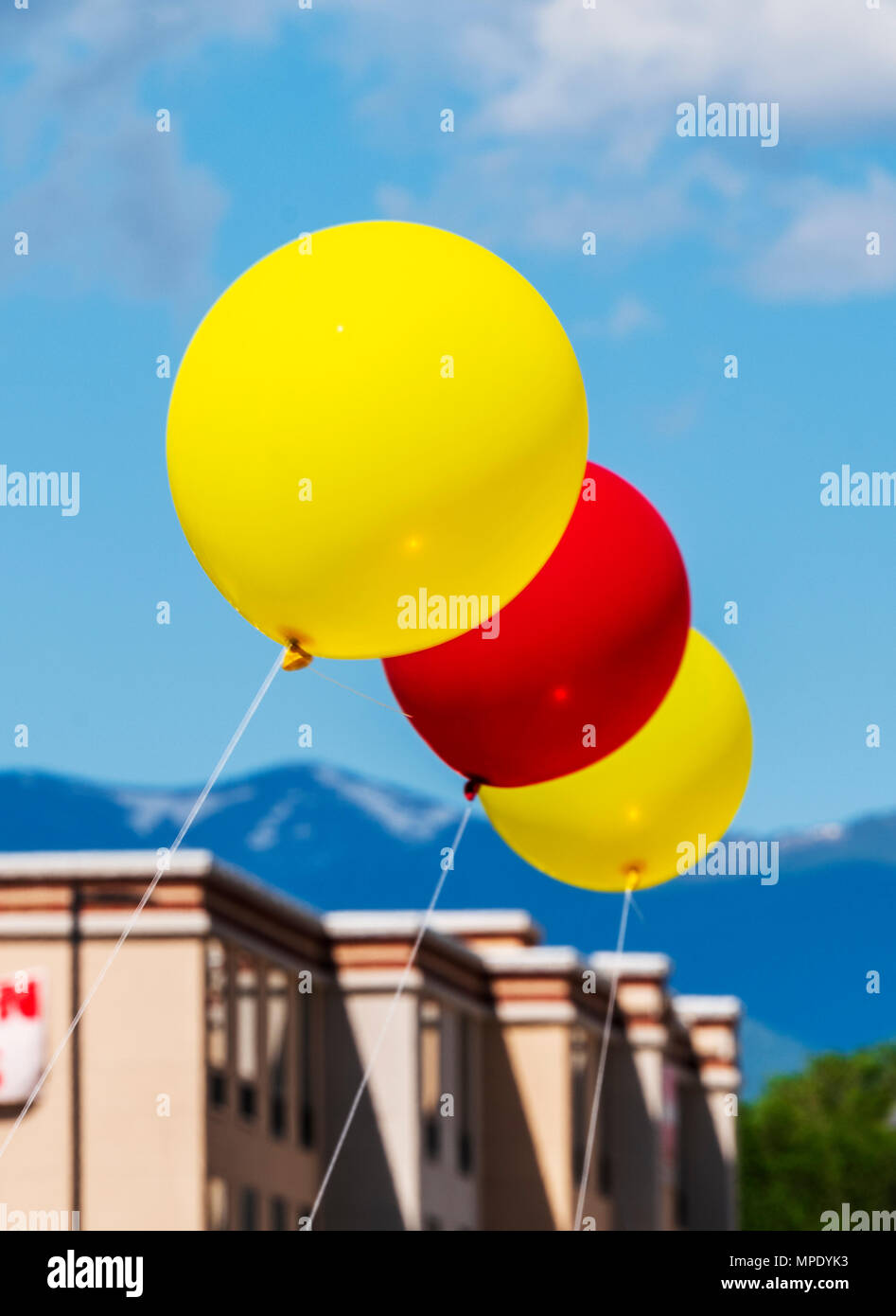 Flou de mouvement pan ; ; vue de ballons colorés ; vent ; automobile ; concessionnaire ; Salida Colorado ; USA Banque D'Images