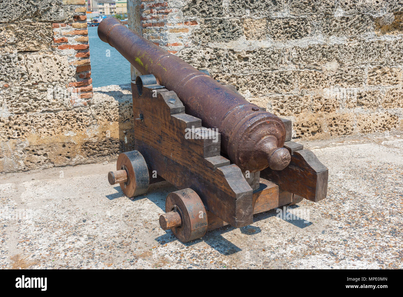 Close up au canon sur les remparts de Cartagena de Indias en Colombie Banque D'Images