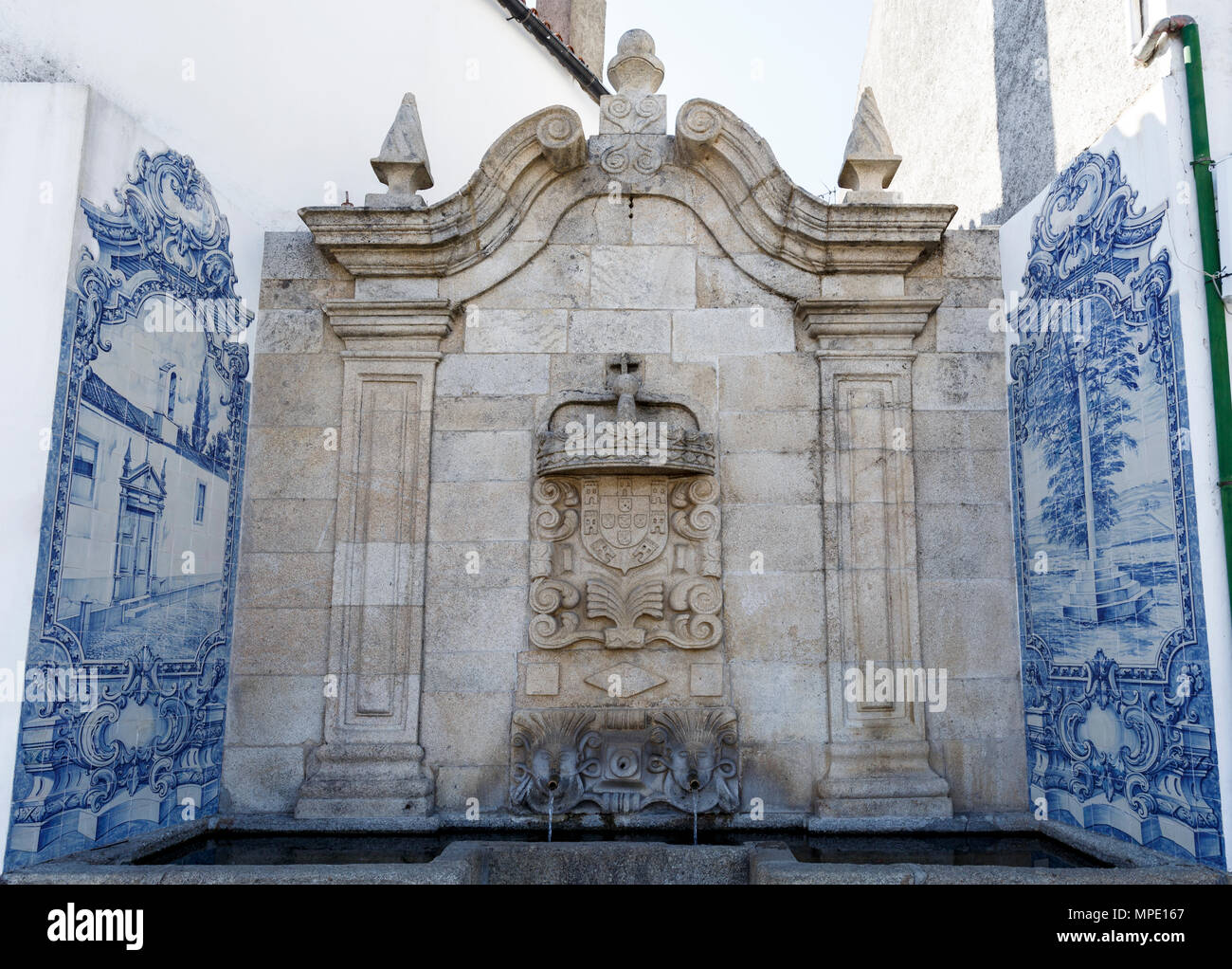 Vue de la fontaine baroque de Cano, construit au 18ème siècle en pierre de granit et flamked par Panneaux tuiles traditionnelles, dans le centre de la ville de Banque D'Images