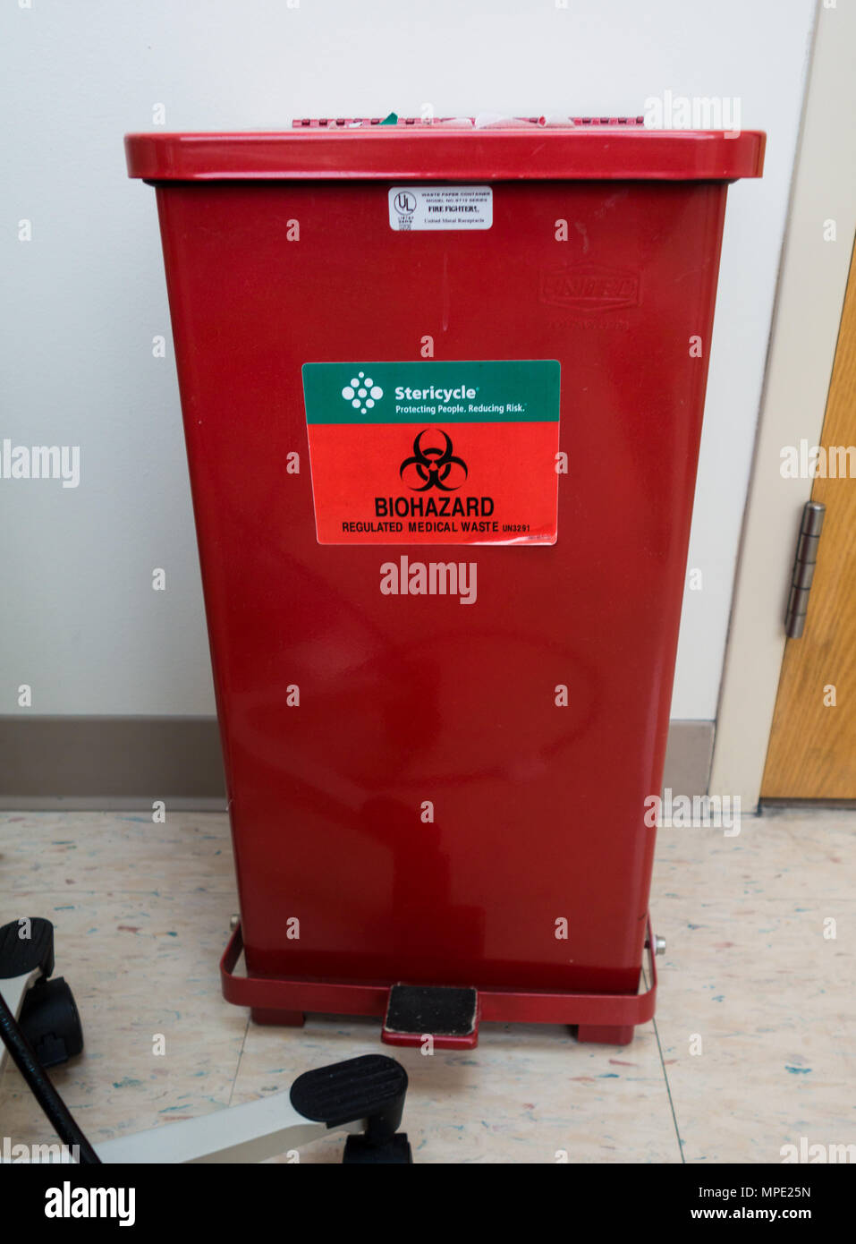 Un récipient pour l'élimination des matériaux à risque biologique dans un cabinet de médecin Banque D'Images