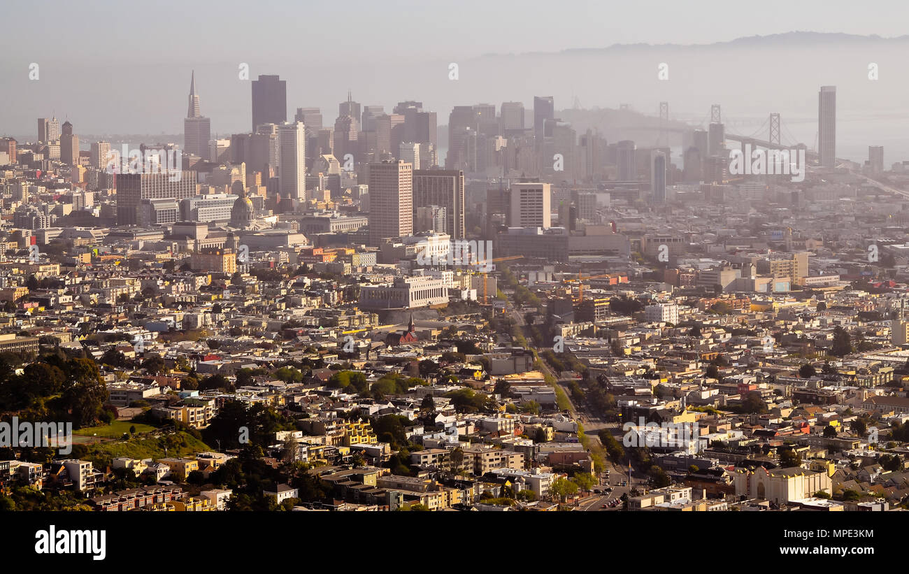 Le centre-ville de San Francisco, Californie sur un matin brumeux. Banque D'Images