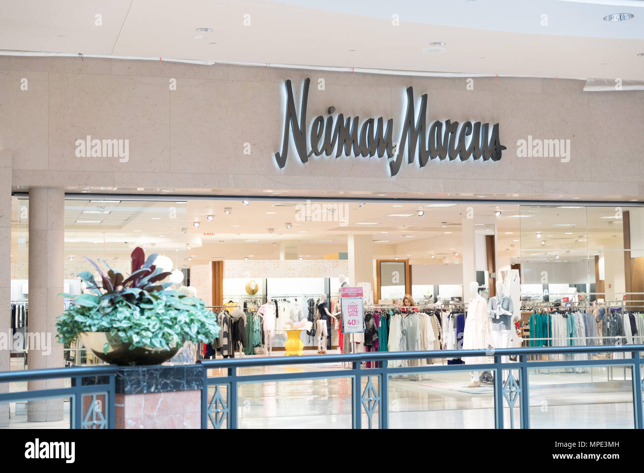 Philadelphie, Pennsylvanie, le 19 mai 2018 : l'entrée du magasin Neiman Marcus et logo. Neiman-Marcus, est un magasin spécialisé de luxe américain administré Banque D'Images