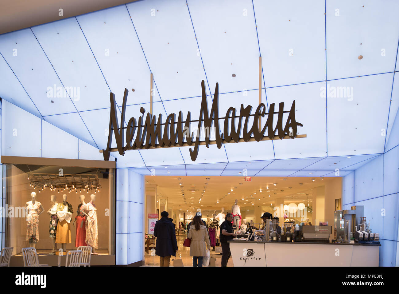 Philadelphie, Pennsylvanie, le 19 mai 2018 : l'entrée du magasin Neiman Marcus et logo. Neiman-Marcus, est un magasin spécialisé de luxe américain administré Banque D'Images