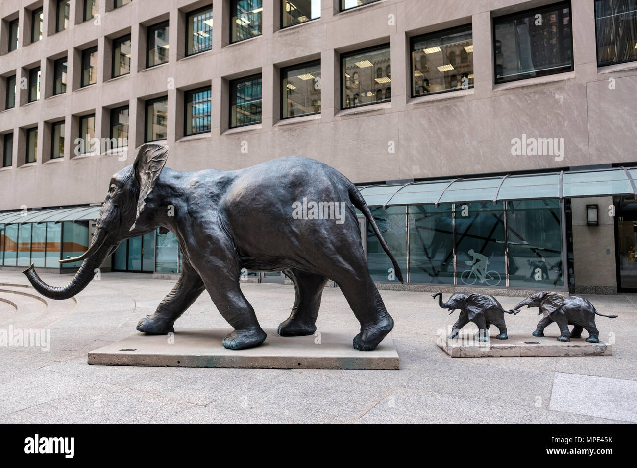 Tembo, mère d'éléphants, figuratives sculpture en bronze de Derrick S. Hudson, au CHEMIN D'Commerce Court cour intérieure au centre-ville de Toronto, Ontario, Canada. Banque D'Images