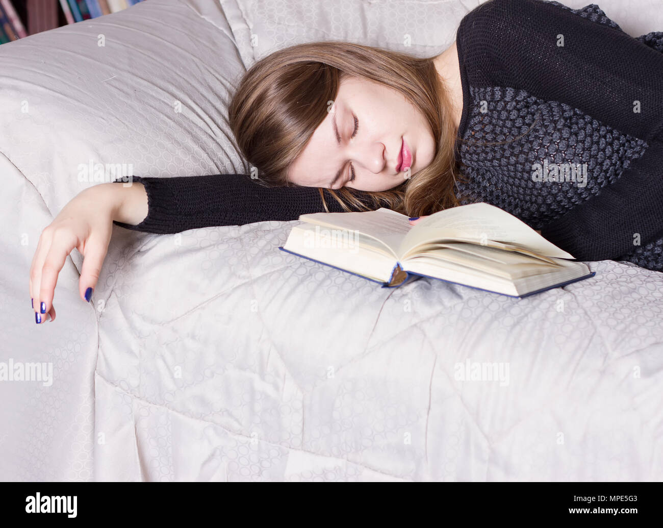 Картина сон. Найти спавшую девочку было. Красивая девушка просыпается. Найти спавшую девочку было. Человек прячется за деревом.