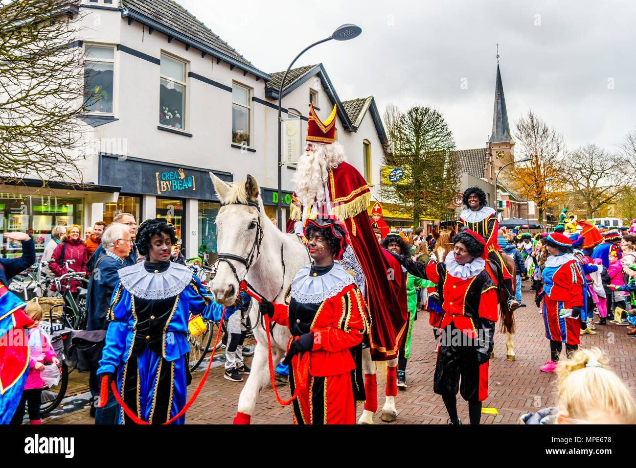 La célèbre et joyeuse arrivée annuelle de Saint Nicolas le 5 décembre dans le centre-ville de Harderwijk aux Pays-Bas Banque D'Images