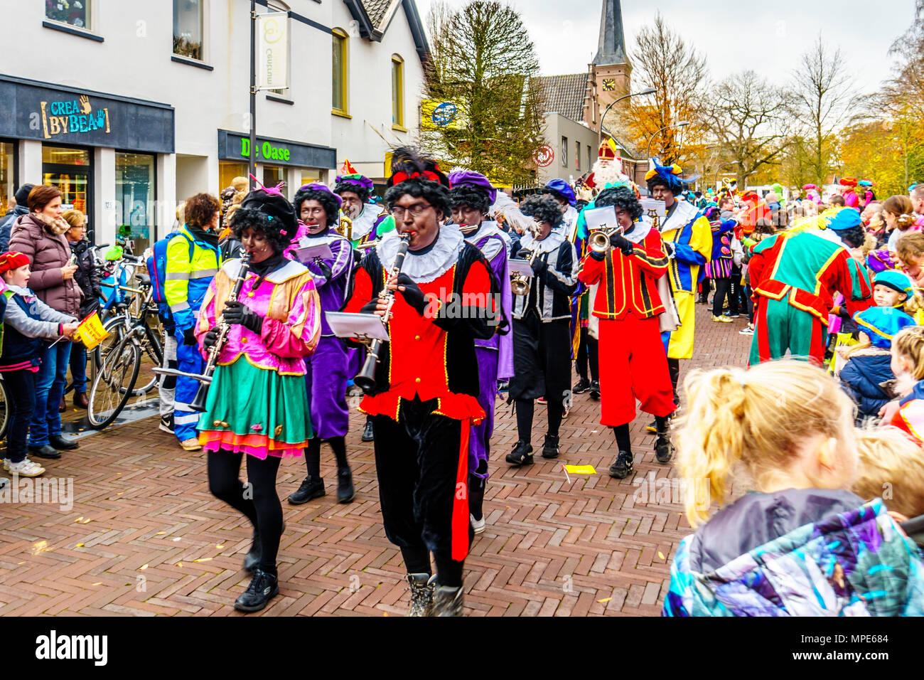 La célèbre et joyeuse arrivée annuelle de Saint Nicolas le 5 décembre dans le centre-ville de Harderwijk aux Pays-Bas Banque D'Images