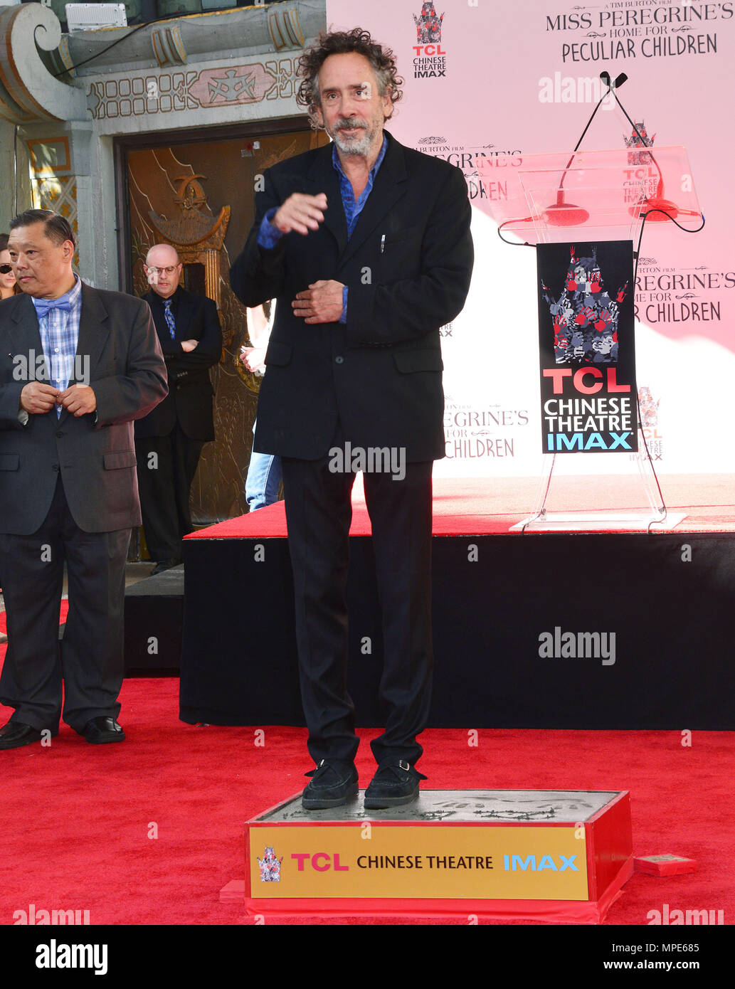 Tim Burton honoré avec les pieds et imprime à la TCL Chinese Theatre de Los  Angeles. 8 Septembre, 2016. Tim Burton -empreintes de 039 Tim Burton  -empreintes de 039 cas à Hollywood