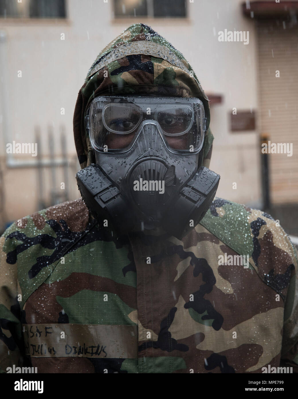 Navigant de première classe Julius Dinkins, 374e Escadron bioenvironmental médecine aérospatiale, compagnon d'ingénierie axée sur la mission porte une posture de protection (MOPP) au cours de l'Inspection de la préparation de la guerre à Yokota Air Base, Japon, le 9 février 2017. Dinkins effectué une simulation d'essais biologiques à l'aide d'un HASMAT ID pour l'analyse des matériaux qualitatifs, et un MultiRae, multi-moniteur de gaz pour les applications en espace clos. (U.S. Air Force photo par Yasuo Osakabe/libérés) Banque D'Images