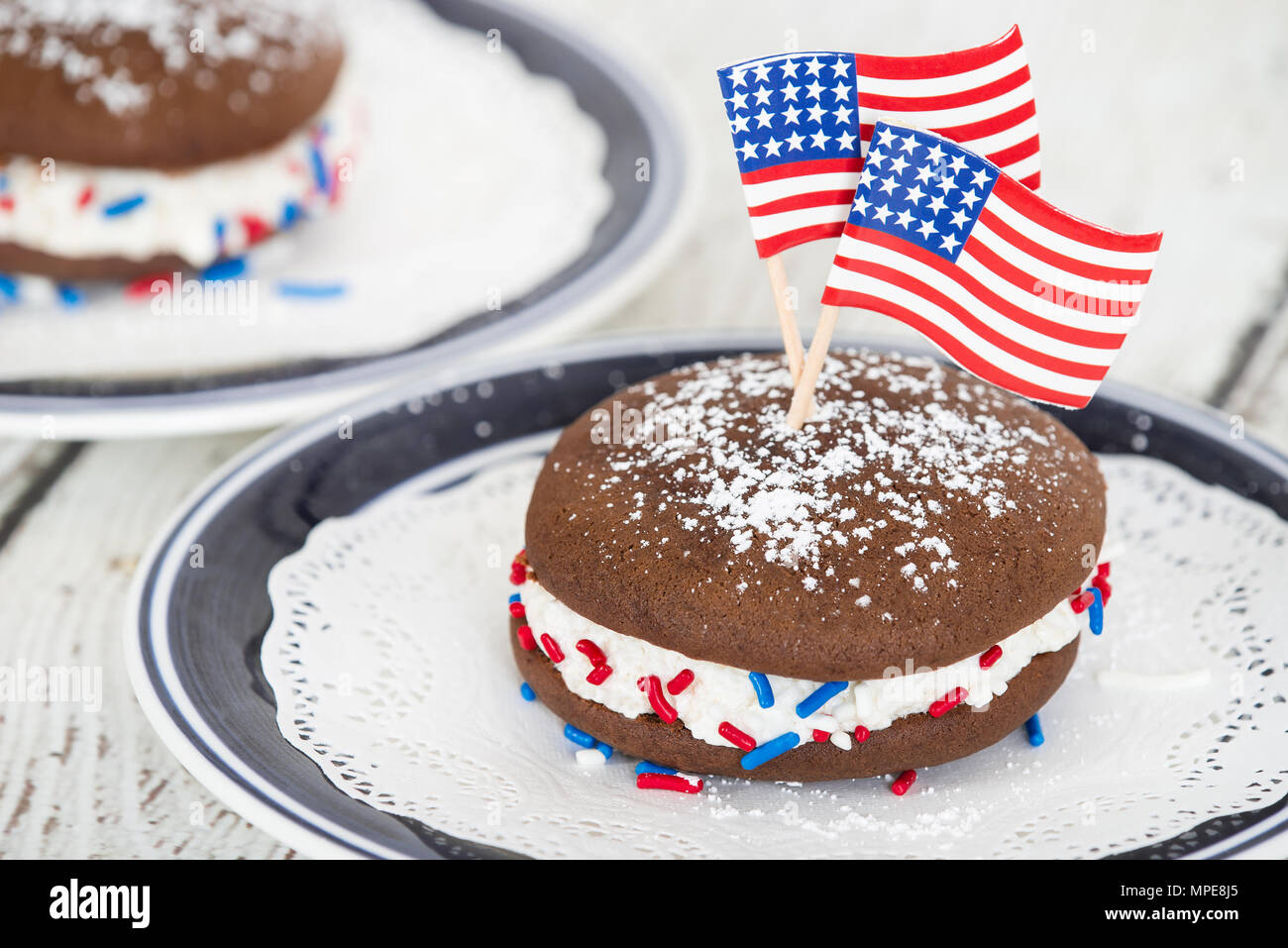 Whoopie Pie Ou Tarte Lune Gateau Au Chocolat Dessert Rempli De Glacage Cremeux Decoree Avec Des Drapeaux Americains Et Rouge Blanc Et Bleu En Saupoudre De Celebrite Photo Stock Alamy Whoopie Pie Ou Tarte Lune Gateau Au Chocolat Dessert Rempli De Glacage Cremeux Decoree Avec Des Drapeaux Americains Et Rouge Blanc Et Bleu En Saupoudre De Celebrite Photo Stock Alamy