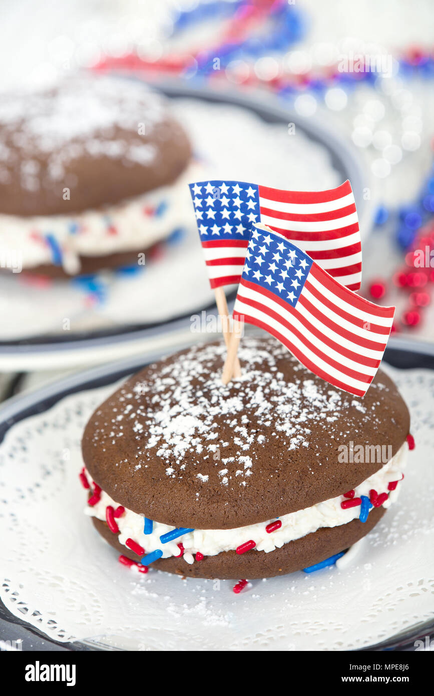 Whoopie Pies Ou Lune Des Tartes Desserts Gateau Au Chocolat Rempli De Glacage Cremeux Decoree Avec Des Drapeaux Americains Et Rouge Blanc Et Bleu A Paillettes A Ce Photo Stock Alamy