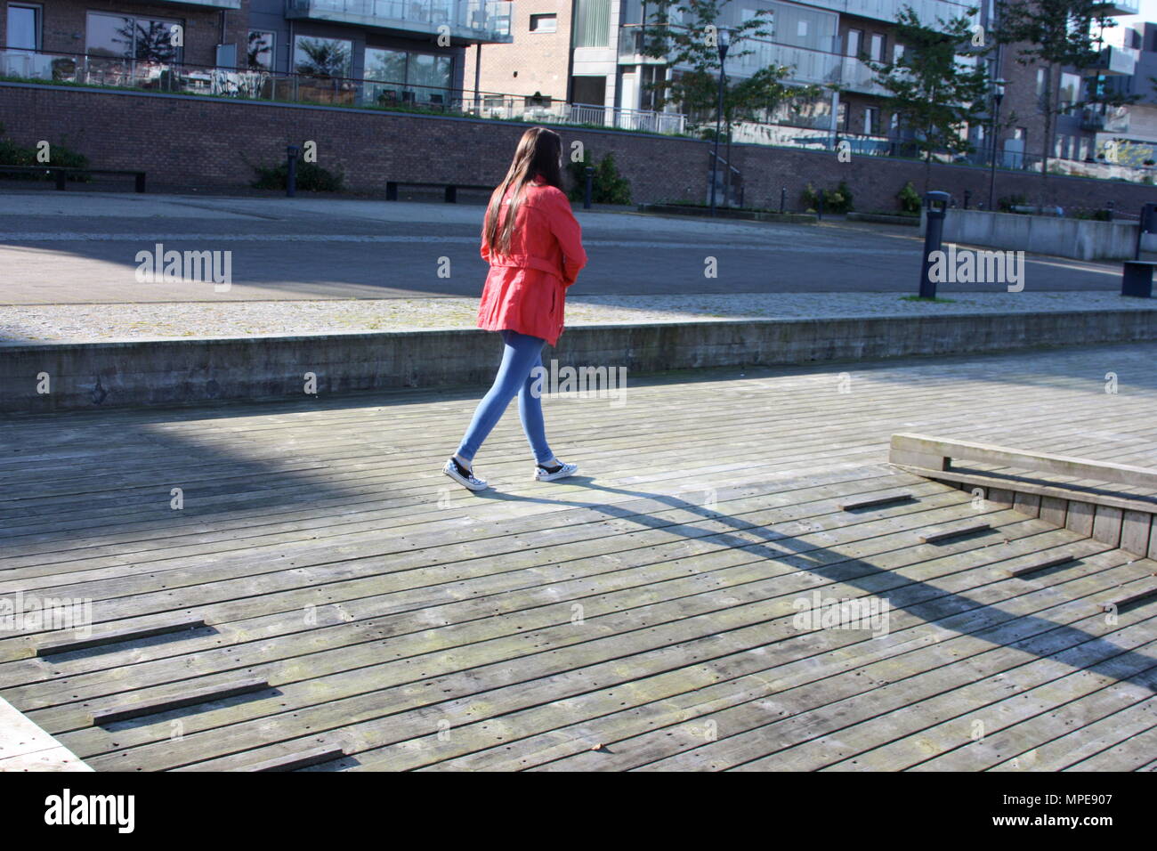 Norwegian Girl Walking in Norvège Sandnes Banque D'Images
