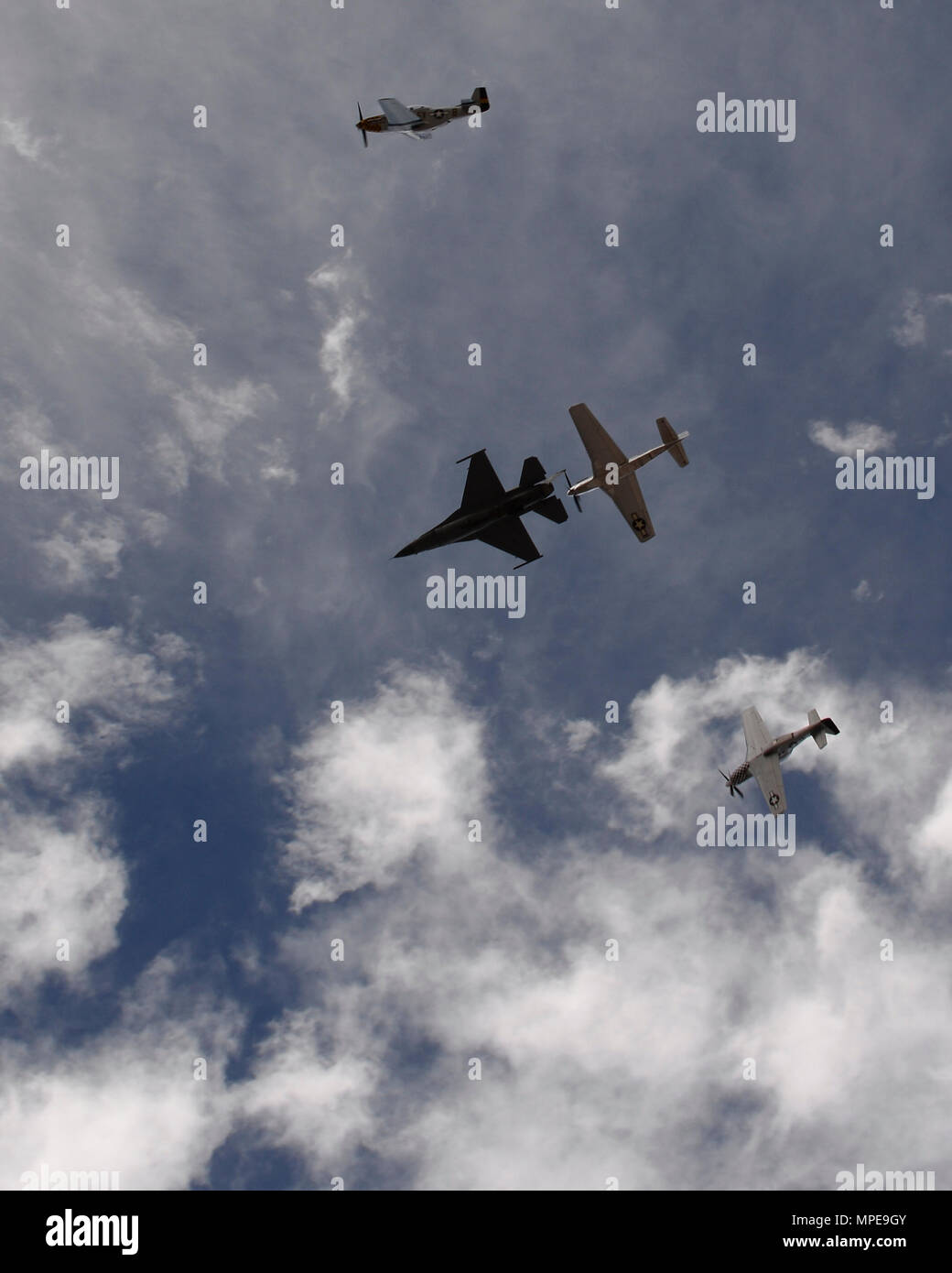 Un U.S. Air Force F-16 Fighting Falcon, un TF-51 Mustang et deux P-51 Mustang volent en formation au cours de l'Entraînement en vol et du patrimoine 2017 Certification Course à la base aérienne Davis-Monthan Air Force Base, en Arizona, le 12 février 2017. L'avion moderne qui ont participé au CCCPP étaient le F-35 Lightning II, le F-22 Raptor, F-16 Fighting Falcon et le A-10 Thunderbolt C II. L'avion historique inclus le P-51 et T-51 Mustang, le P-40 Warhawk, le P-38 Lightning, le P-47 Thunderbolt, le T-33 Shooting Star et le F-86 Sabre. (U.S. Photo de l'Armée de l'air par la Haute Airman Ashley N. Steffen) Banque D'Images