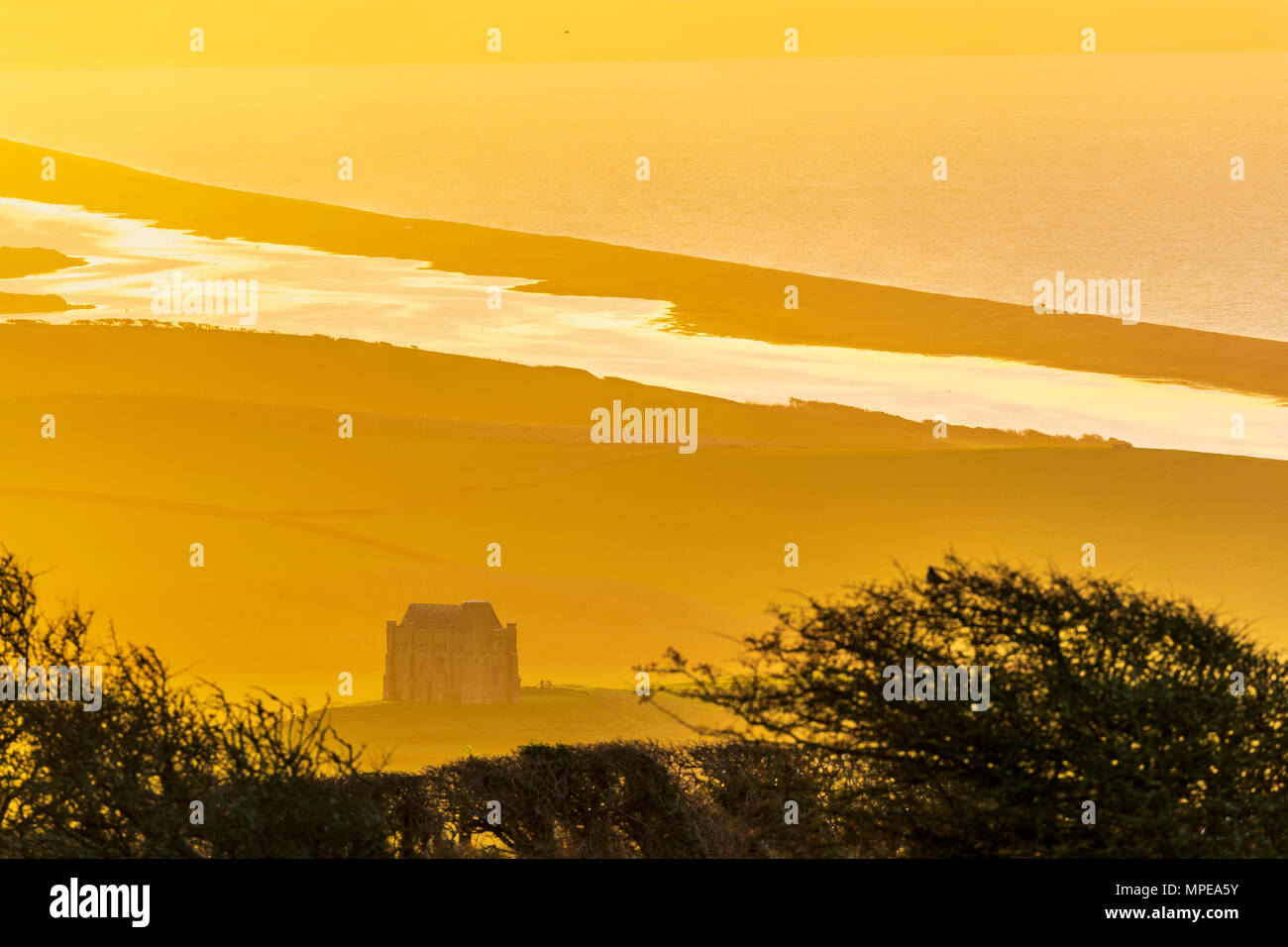 Lever de soleil sur la chapelle de Sainte Catherine, plage de Chesil et la flotte vu de Abbotsbury Hill, Dorset, Angleterre, Royaume-Uni, Europe Banque D'Images