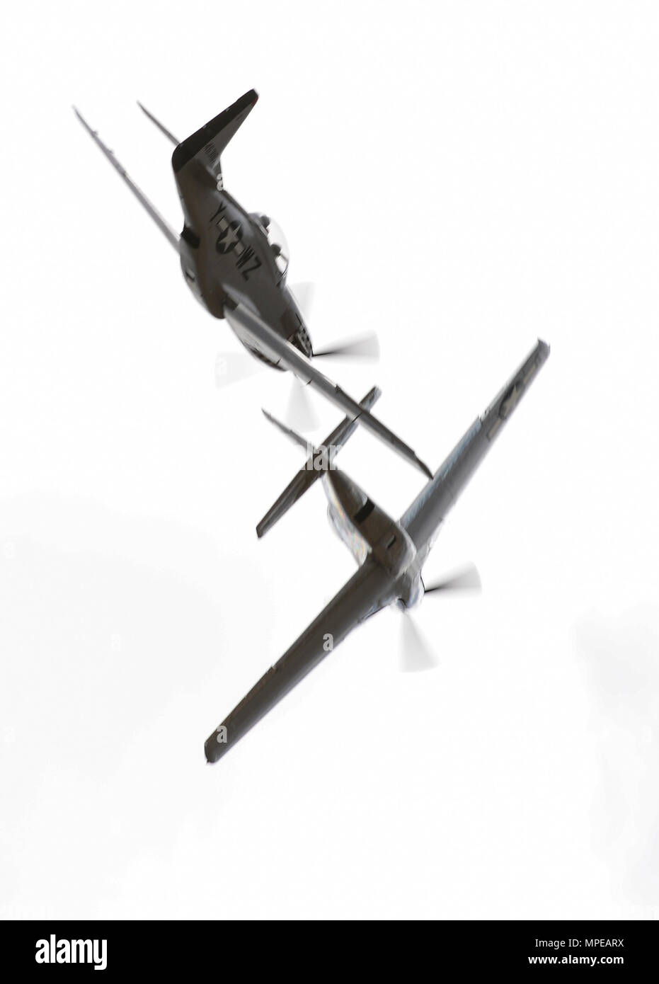 Un TF-51 et P-51 Mustang effectuer pendant la formation en vol du patrimoine 2017 Cours de certification et à la base aérienne Davis-Monthan Air Force Base, en Arizona, le 12 février 2017. Pendant le cours, des équipages pratique formation au sol et en vol pour permettre aux pilotes civils de la ville historique de l'aviation militaire et les pilotes de l'US Air Force d'avions de chasse actuelle à voler en toute sécurité dans des formations ensemble. (U.S. Air Force Photo par un membre de la 1re classe Nathan H. Barbour) Banque D'Images