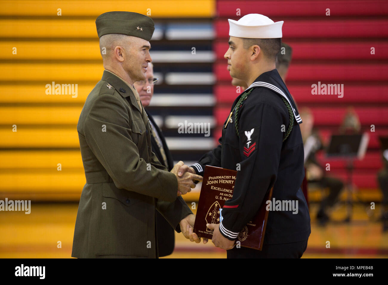 Corps des Marines américains, le général John K. Amour, gauche, général commandant la 2e Division de marines, (2d MARDIV), présente le prix John Henry Balch à l'hôpital de la marine américaine de deuxième classe Corpsman Anthony Ley, 2e Bataillon, 6e Régiment de Marines, 2d MARDIV, pendant la 76e bataille 2d MARDIV reconsécration Couleurs et cérémonie de remise des prix de la Goettge Memorial Field House, Camp Lejeune, N.C., le 10 février 2017. Les Marines américains, marins et civils ont participé à la cérémonie pour réfléchir sur les réalisations de la division au cours des 76 dernières années. (U.S. Marine Corps photo par le Cpl. Abraham Lopez) Banque D'Images