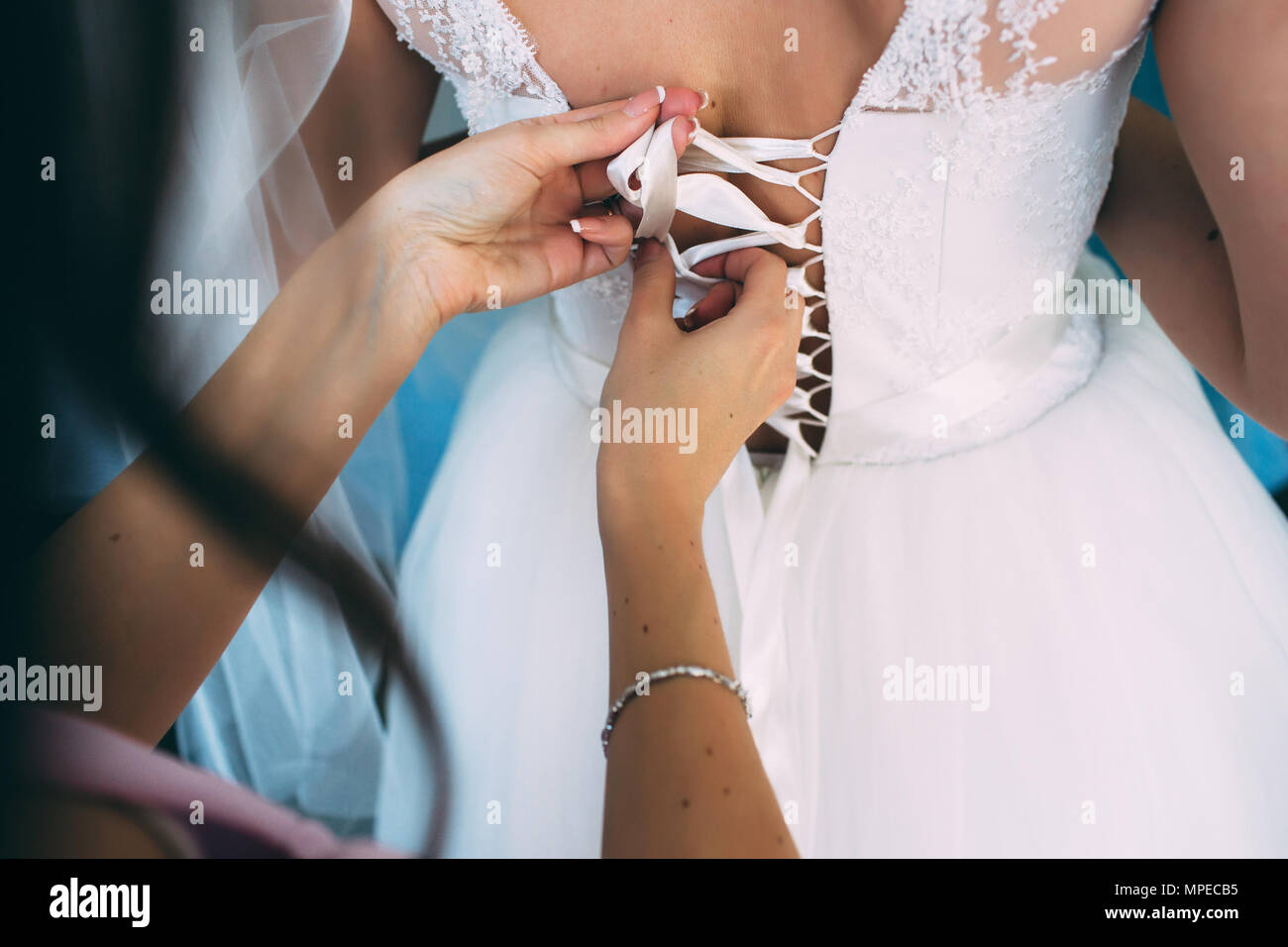 Robe femme contribue à une fiancée le jour de son mariage, selective focus Banque D'Images
