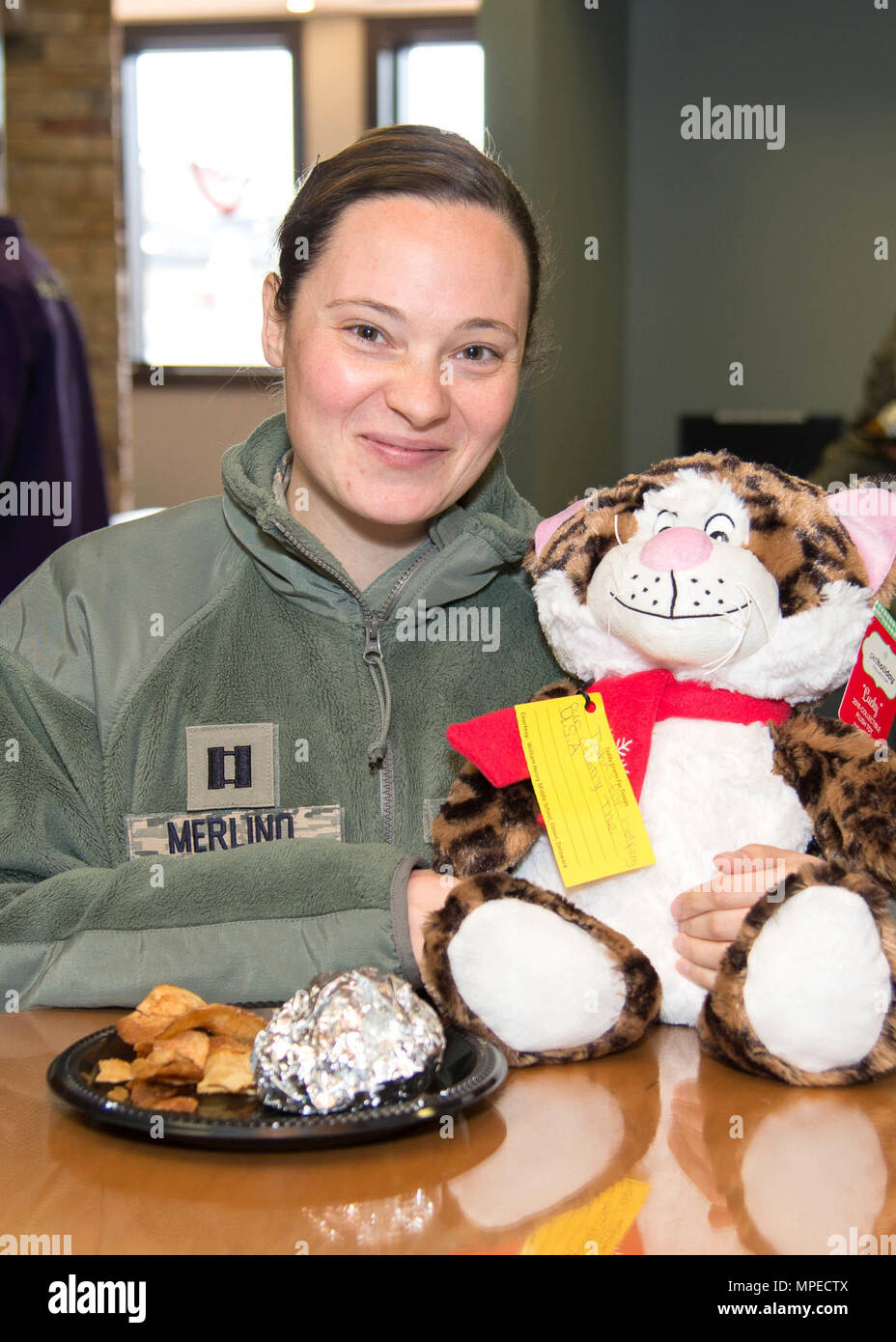 Le capitaine Brittney Merlino, Direction des services communautaires aux victimes, l'avocat spécial bénéficie d'un délicieux repas dans le Teddy-Grams aux troupes le 10 février 2017, l'événement, à l'USO sur la base aérienne de Dover, Delaware l'USO a accueilli l'événement avec des aliments donnés par la Mission de Douvres et Teddy-Grams barbecue offert par la police d'État du Delaware et les membres de la communauté. (U.S. Air Force photo par Mauricio Campino) Banque D'Images