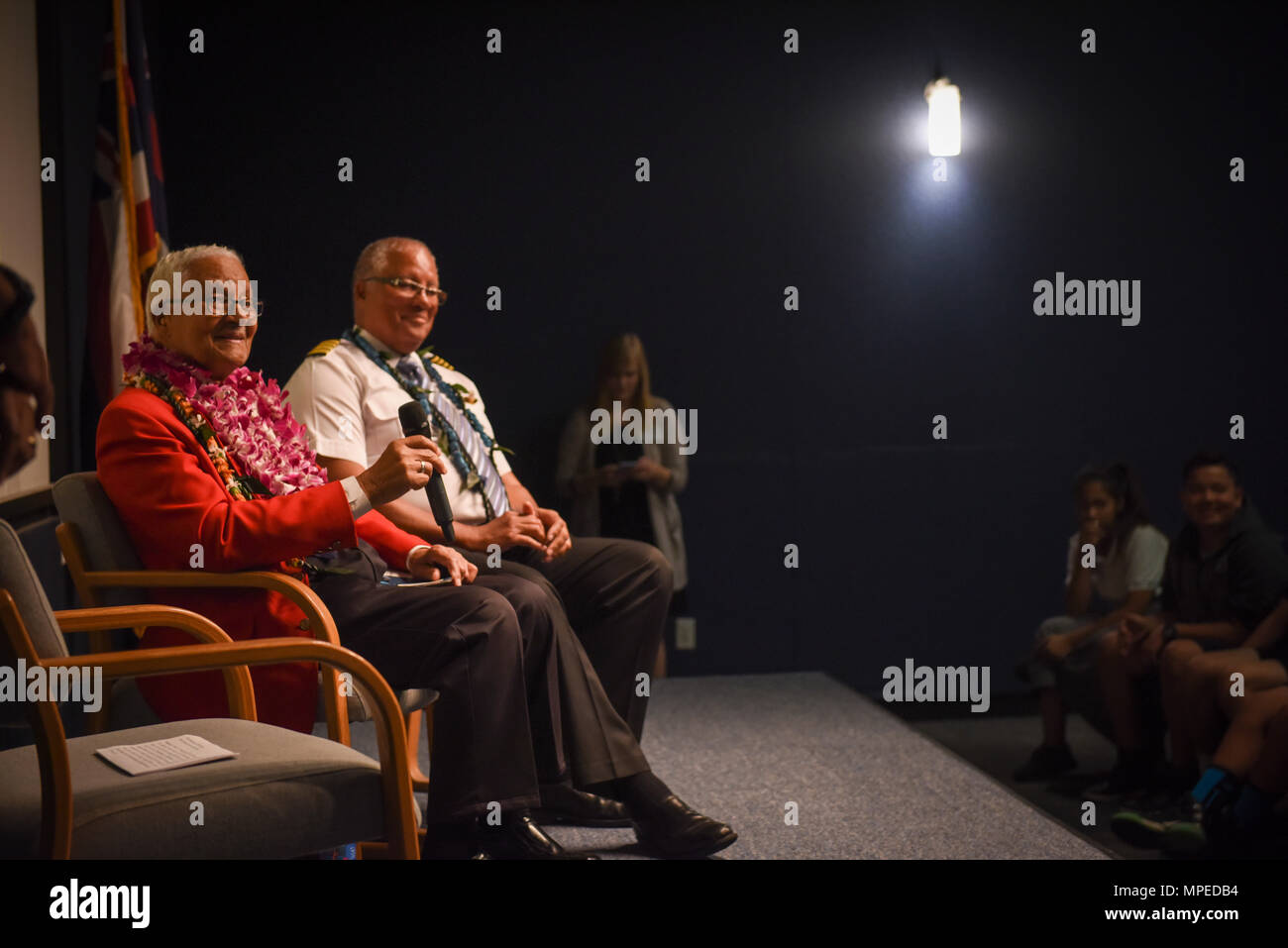 L'ÎLE DE FORD, Missouri (fév. 03, 2017) de l'US Air Force à la retraite, le Colonel Charles McGee est assis avec son fils, Ronald McGee, lors d'une conférence à l'Hangar Pacific Aviation Museum, Ford Island, Hawaii, le 3 février 2017. McGee, Tuskegee Airman un, qui a servi comme pilote pendant la Seconde Guerre mondiale, la guerre de Corée et la guerre du Vietnam, a fait une présentation à la Pacific Aviation Museum axés sur les jeunes intitulé, "dans ses propres mots." (Ministère de la Défense photo de Maître de 2e classe Aiyana S. Paschal) Banque D'Images