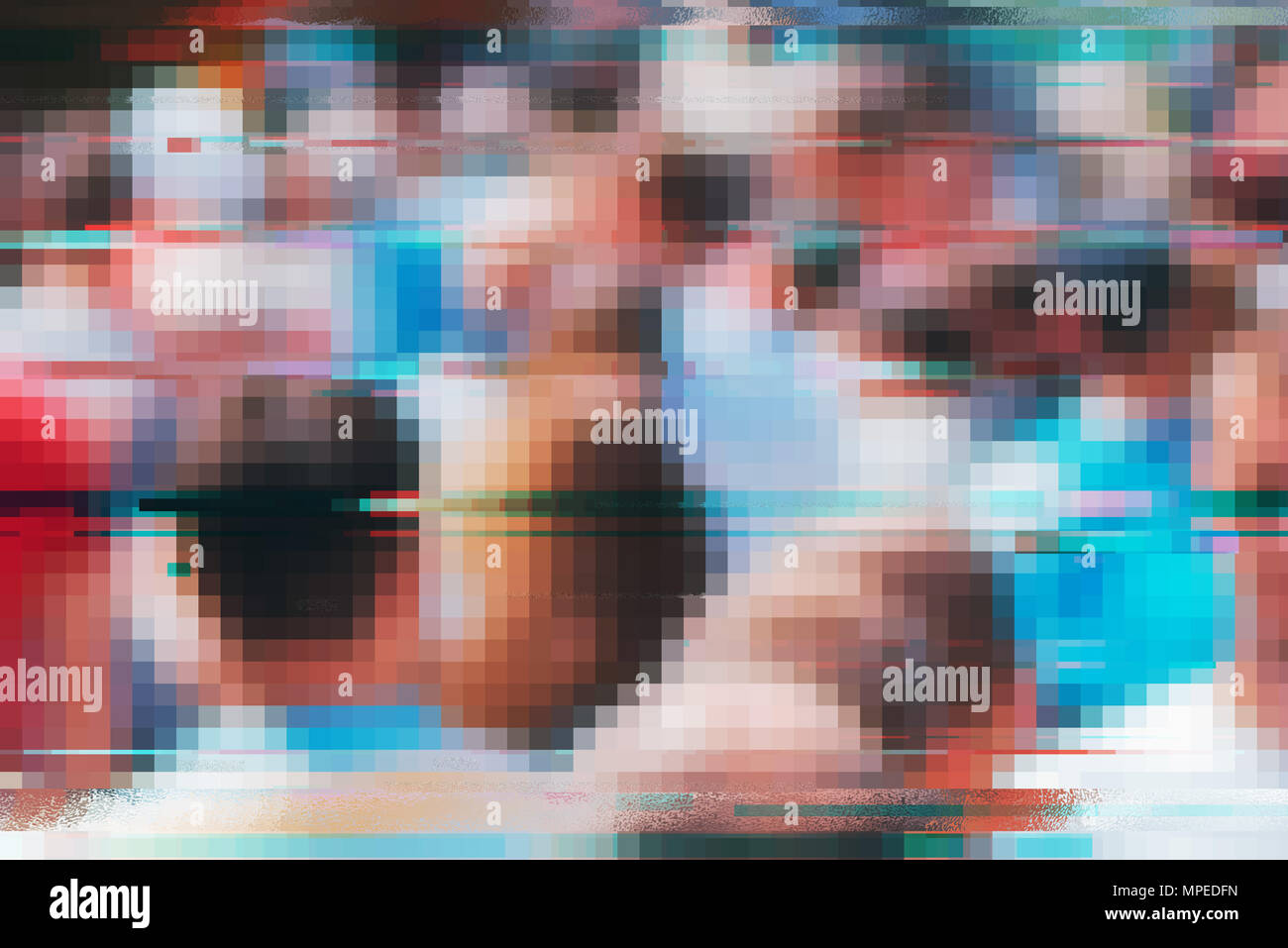 Règlement général sur la protection des données PIBR concept. Foule floue de personnes dans la rue avec glitch effet que si elles ont été enregistrées avec surveillance cc Banque D'Images