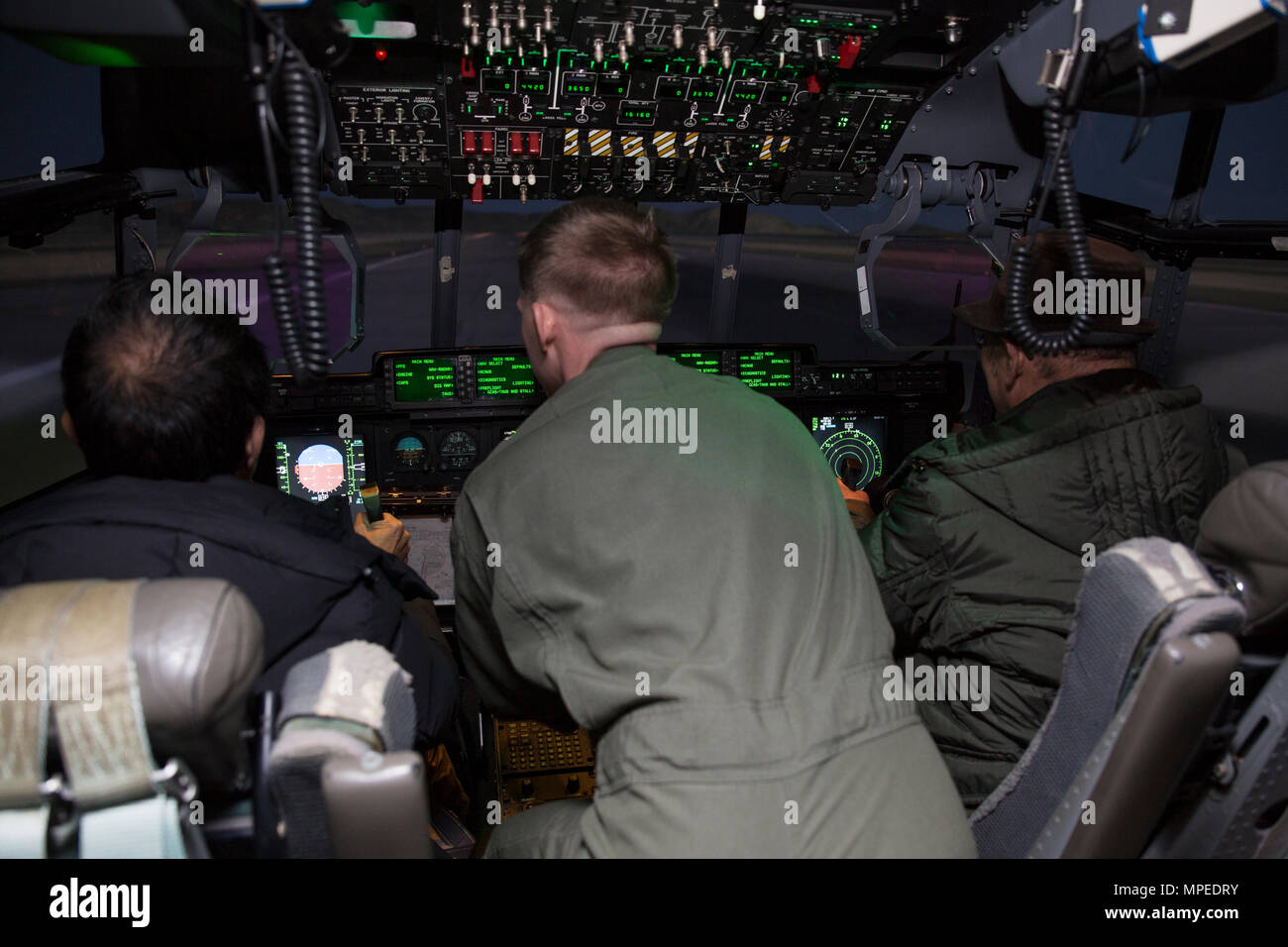 Le capitaine du Corps des Marines américain Donald Shrewsbury, un KC-130J avec pilote de l'Escadron de transport de ravitaillement aérien maritime (152) VMGR, parle des médias japonais local grâce à l'utilisation d'un simulateur de vol KC-130J au cours d'un événement médiatique à Marine Corps Air Station Iwakuni, Japon, le 15 février 2017. L'événement médiatique a été mis en place comme une occasion pour les journalistes japonais local pour obtenir une expérience de première main en comment les simulateurs former les pilotes et d'améliorer l'état de préparation. Les simulateurs d'accroître la sécurité, de la compétence et permet aux pilotes de train de façon dynamique sans imposer d'autres contraintes mécaniques sur l'avion conduisant à des vols plus sûrs Banque D'Images