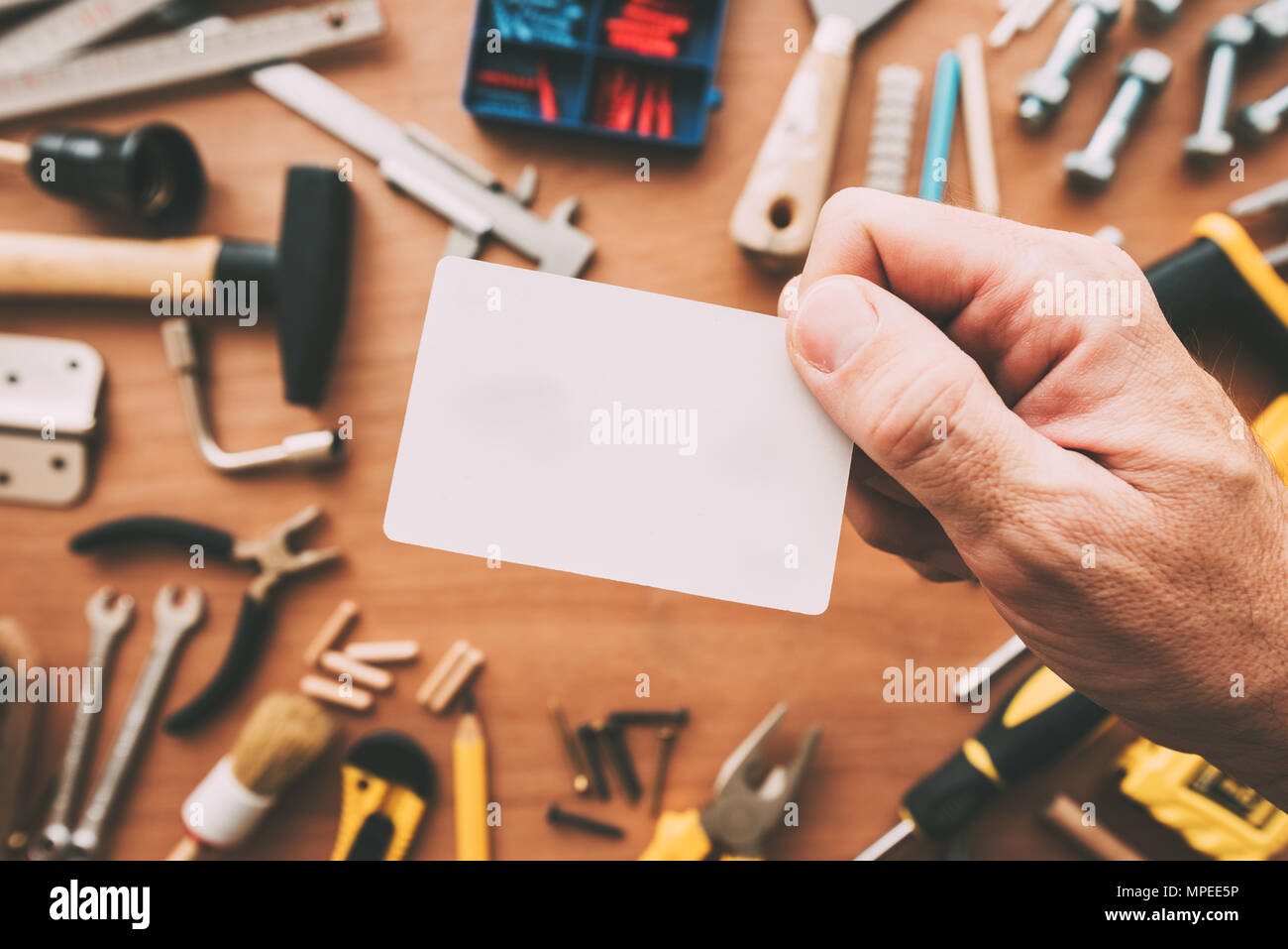 Handyman blank business card comme copie espace atelier sur table avec l'entretien et les outils du projet de correction Banque D'Images