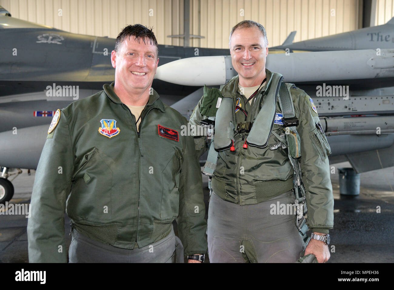 Le colonel de l'US Air Force Bradford Everman, gauche, commandant du Groupe des opérations de la 177e Escadre de chasse de la Garde nationale aérienne du New Jersey, pose pour une photo avec le Lieutenant-général R. Scott Williams, commandant du NORAD CONUS la région, la première armée de l'air, après le vol des pilotes de chasse qui a une sortie sur l'heure 3 000 Everman marque dans le F-16 'Fighting Falcon', à l'Atlantic City Air National Guard Base, N.J. le 16 février 2017. (U.S. Air Force photo par le Sgt. Andrew J. Moseley/libérés) Banque D'Images