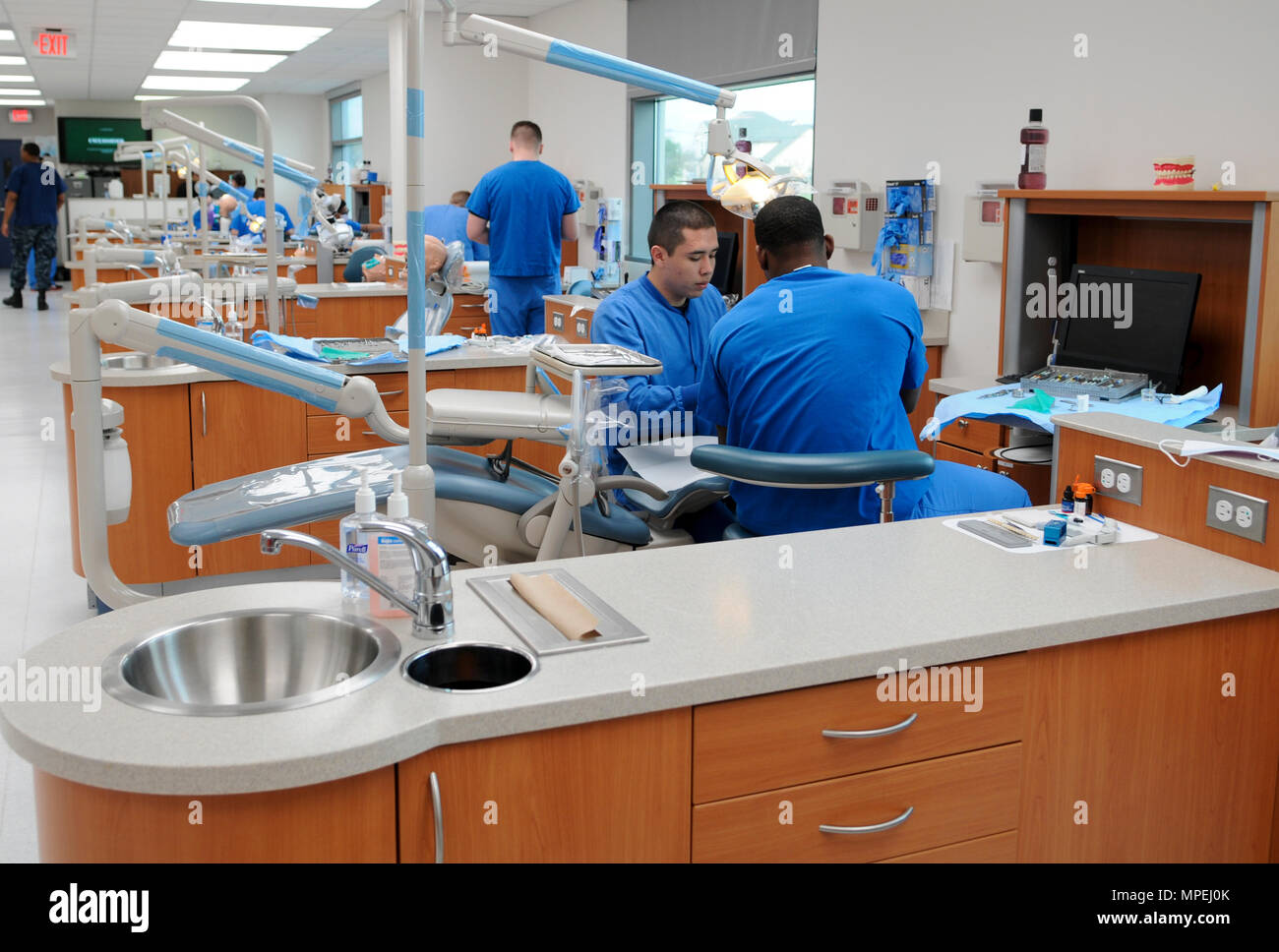 SAN ANTONIO (fév. 14, 2017) Les élèves s'entraînent sur les patients simulés dans le cadre de la Marine Assistant dentaire Programme à l'éducation médicale et de formation Campus (CIFM) à bord Joint Base San Antonio - Fort Sam Houston, au Texas. Le programme est conçu pour donner aux étudiants les connaissances de base sur l'anatomie dentaire, orale et de l'administration des procédures dentaires et offre une formation pratique dans le contrôle des infections, général de l'aide côté chaise et des procédures de radiologie. (U.S. Photo par marine Spécialiste de la communication de masse 1re classe Jacquelyn D. Childs/libérés) Banque D'Images