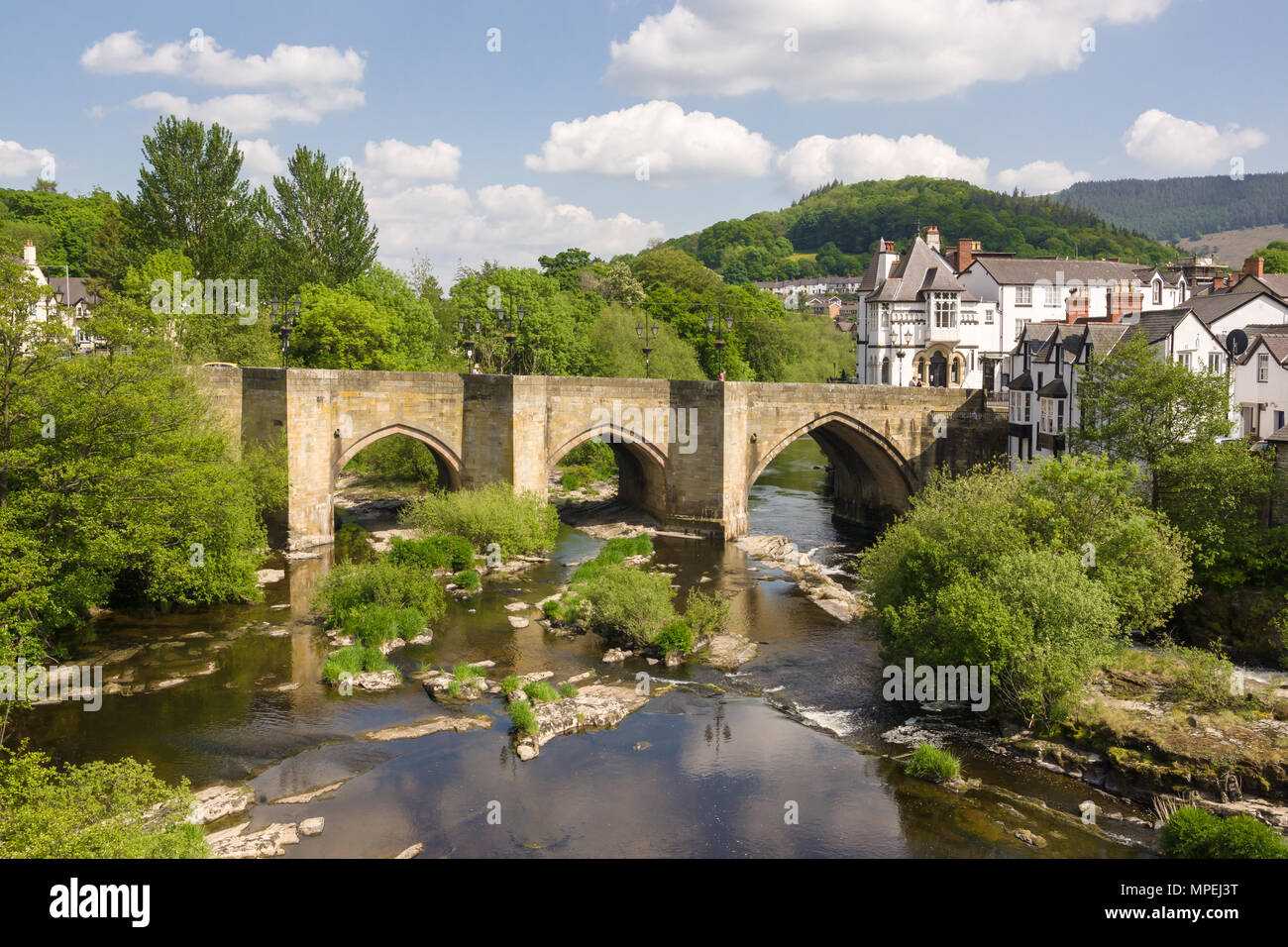 Le pont de Llangollen l'une des sept merveilles du pays de Galles construit au 16ème siècle c'est le principal point de passage sur la rivière Dee ou d'Afon Dyfrdwy Banque D'Images