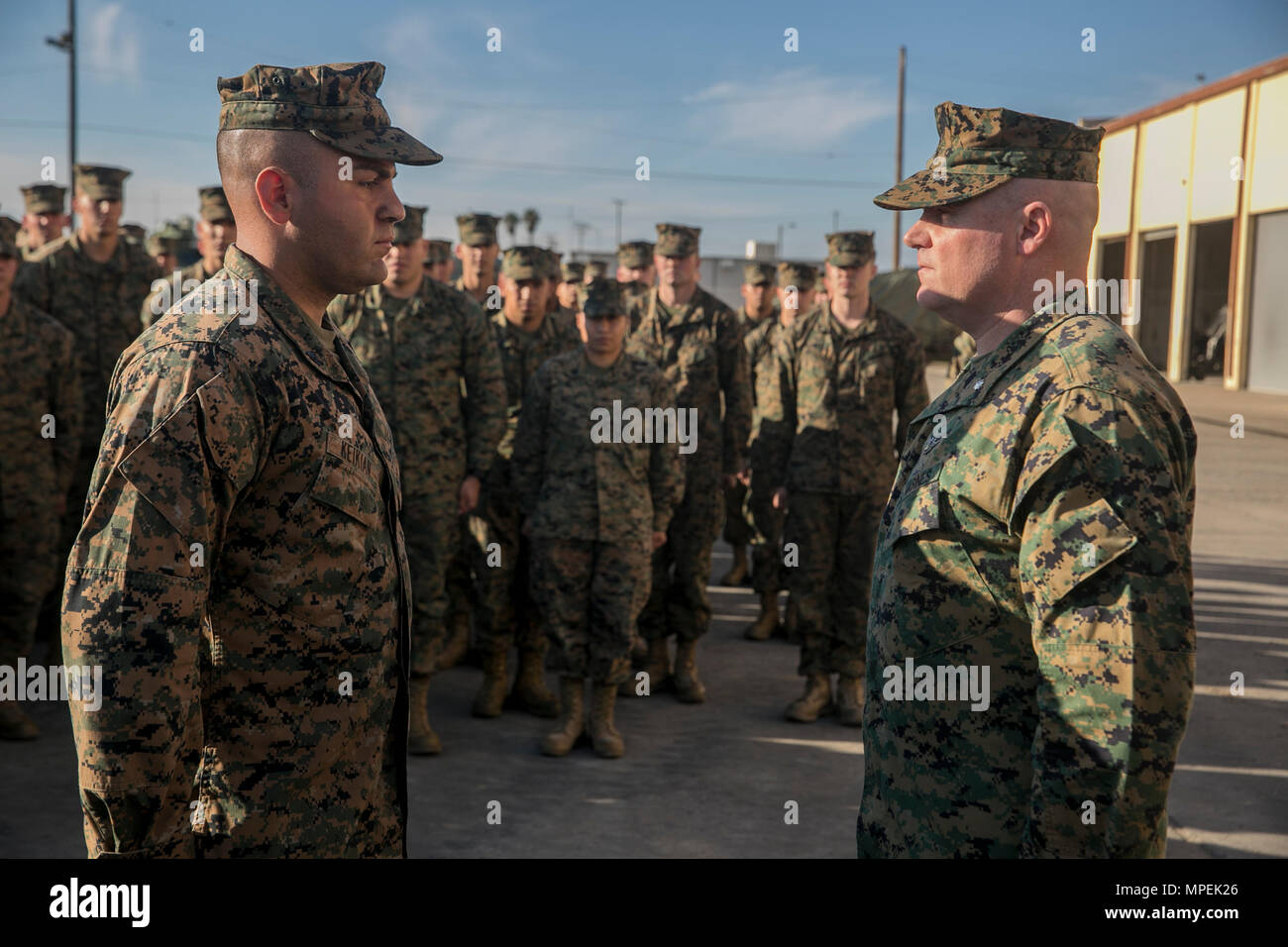 Le Cpl. Keikian Shant, un véhicule à moteur avec l'opérateur d'assaut 3e bataillon amphibie, 1 Division de marines, est remis à la Marine et le Marine Corps Médaille militaire par le Lieutenant colonel William O'Brien, le commandant de bataillon de 3e Aab, à bord Marine Corps Base Camp Pendleton, en Californie le 16 février 2017. La Marine et le Marine Corps médaille d'excellence est décerné en reconnaissance de services méritoires ou atteinte dans l'une ou l'autre des situations de combat ou noncombat. (U.S. Marine Corps photo par Lance Cpl. Joseph Prado) Banque D'Images