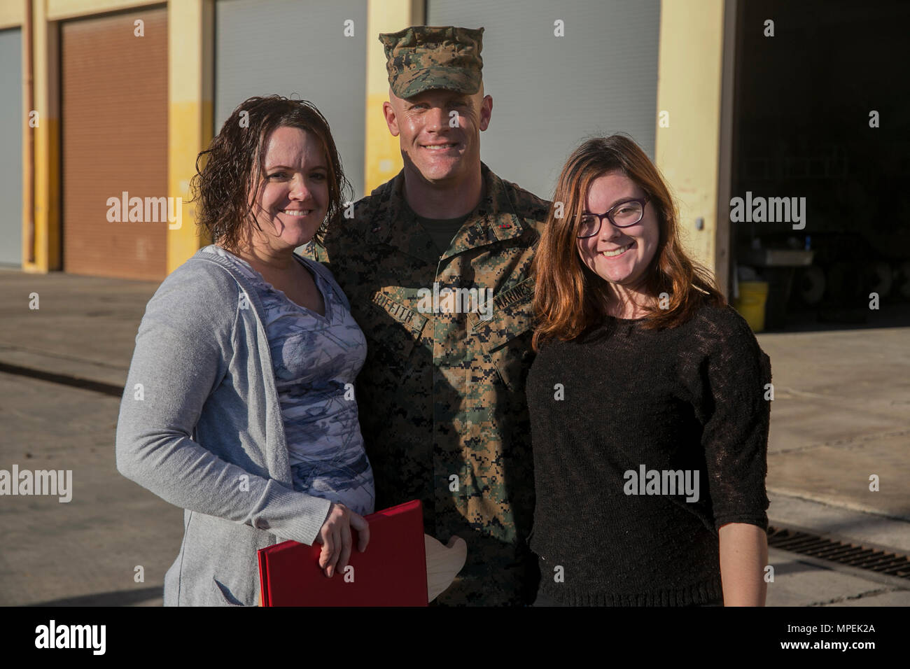 L'Adjudant-chef 2 Jonathan Griffith, avec 3e bataillon amphibie d'assaut, 1 Division de marines, célèbre avec sa famille après avoir reçu l'ordonnance sol Entretien Agent d'entretien de l'Association de l'année à bord du Marine Corps Base Camp Pendleton, en Californie le 16 février 2017. Le terrain d'entretien préposé à l'entretien de l'Ordonnance sur l'Association de l'Année a été décerné à quatre Marines à travers le corps, en 2015. Le prix a été créé pour reconnaître les réalisations exceptionnelles de l'Ordonnance sur la masse des Marines d'entretien sur une base annuelle. (U.S. Marine Corps phot Banque D'Images