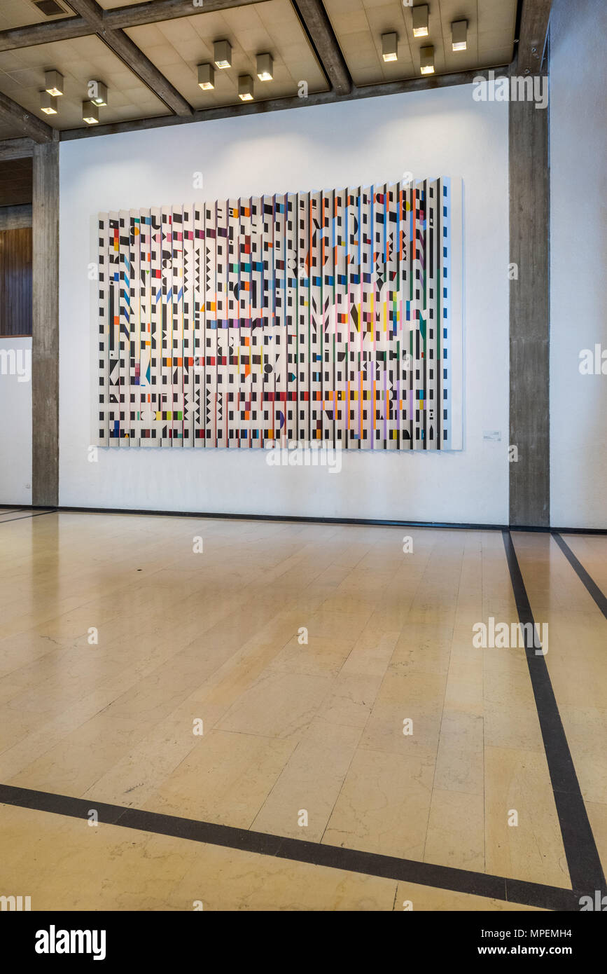 Israël, Tel Aviv - 24 novembre 2017 : le rythme du temps - une oeuvre de Yaakov Agam - dans le hall de la Tel Aviv Museum of art Banque D'Images