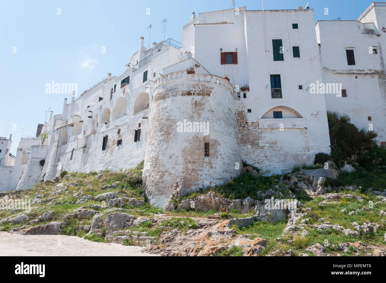 Le mur de la ville vue de la Viale Oronzo Quaranta, Ostuni, Pouilles, Italie. Banque D'Images