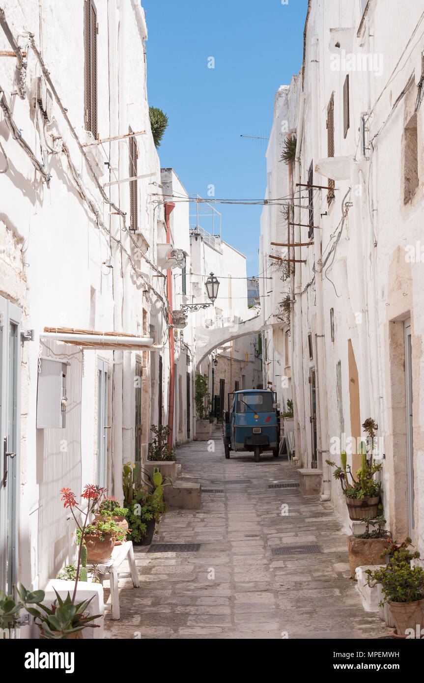 Ruelle et maisons blanchies à la chaux dans la ville médiévale d'Ostuni, Pouilles, Italie Banque D'Images